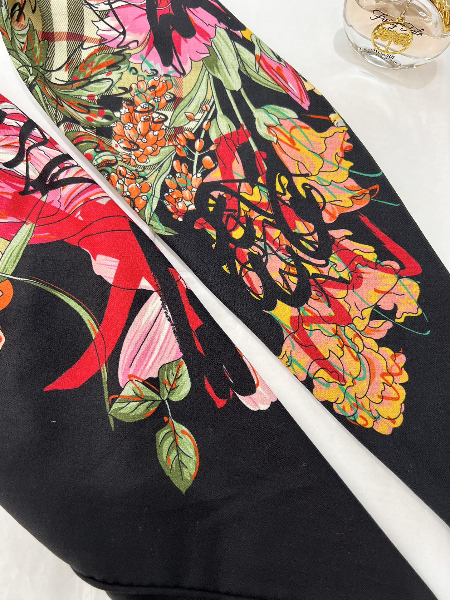 140顶级丝绒双面，手工卷边丝绒双面方巾（30%真丝70%羊绒）丝绒双面印花方巾！ 尺寸：140*140