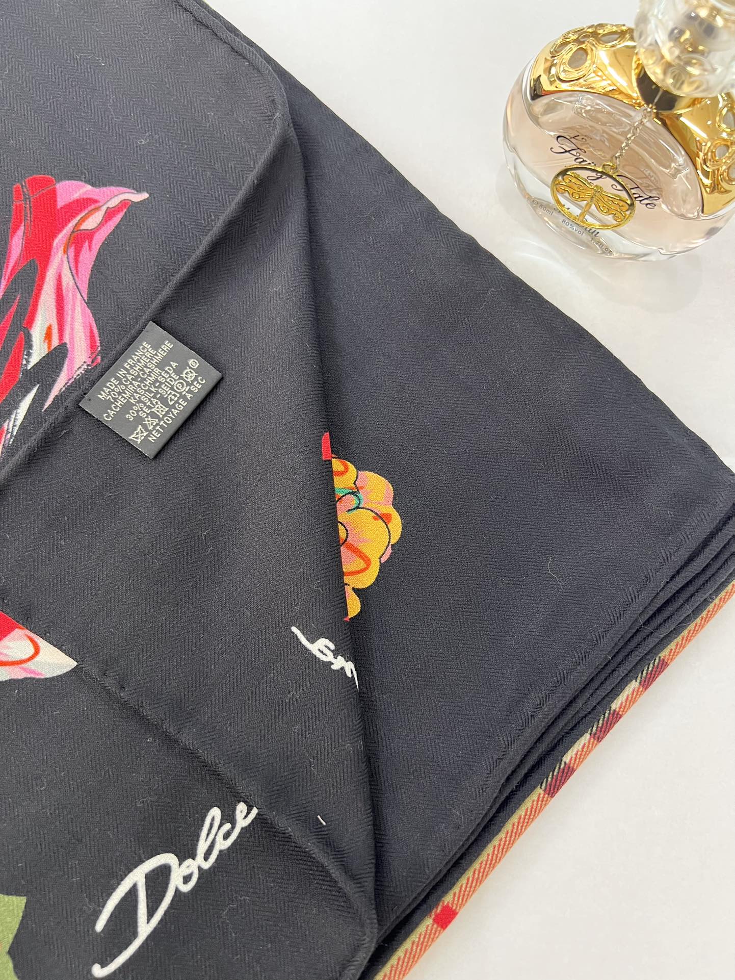 140顶级丝绒双面，手工卷边丝绒双面方巾（30%真丝70%羊绒）丝绒双面印花方巾！ 尺寸：140*140