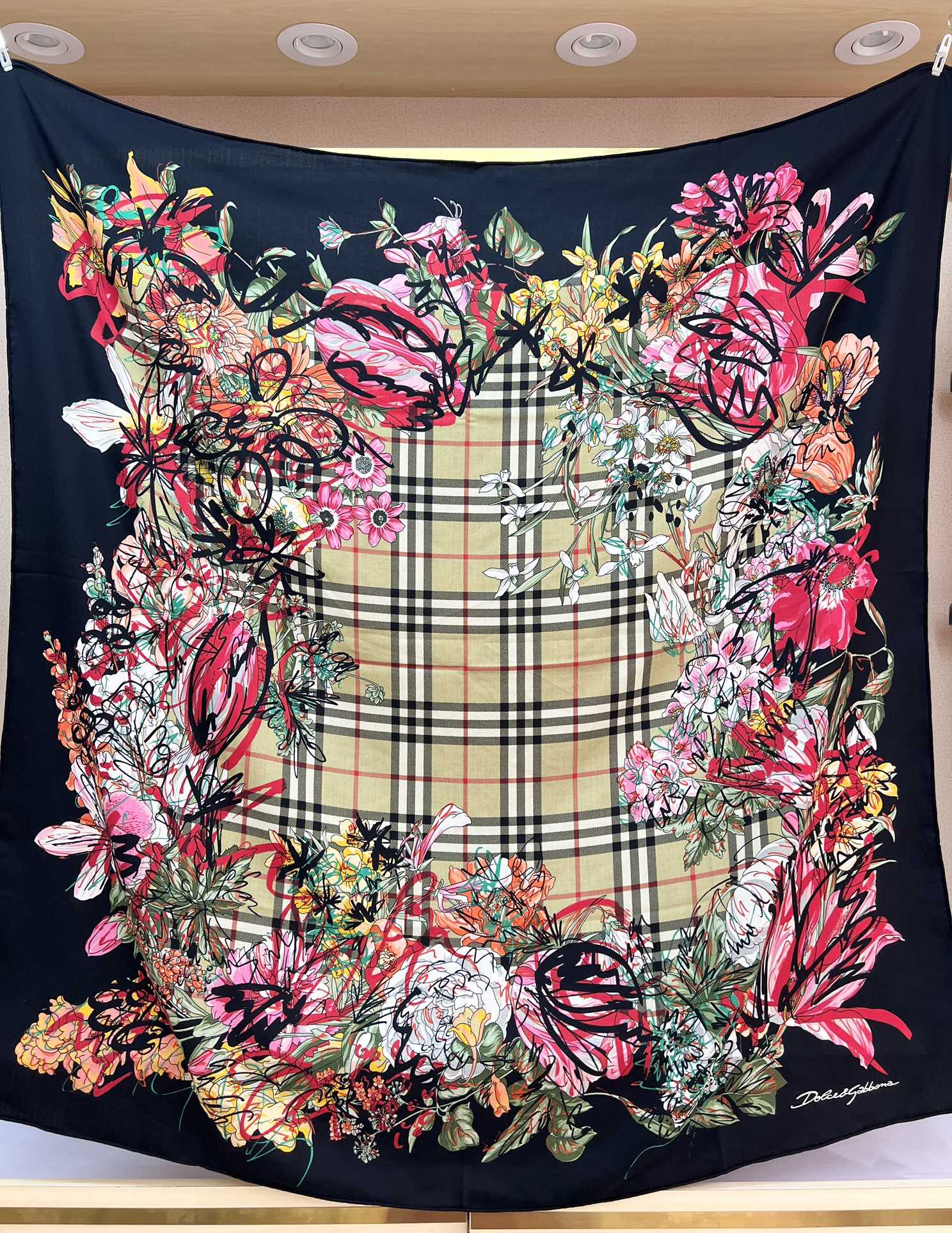 140顶级丝绒双面，手工卷边丝绒双面方巾（30%真丝70%羊绒）丝绒双面印花方巾！ 尺寸：140*140