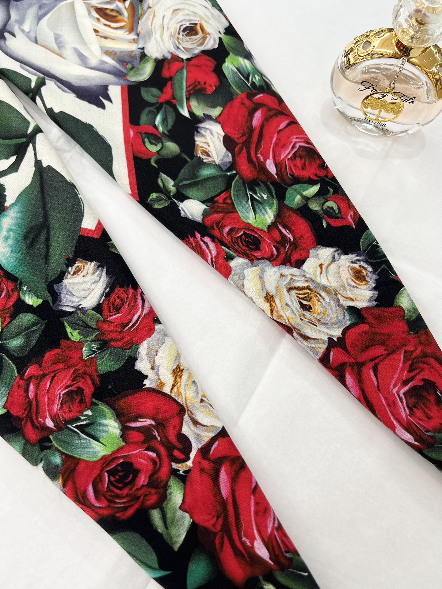 140顶级丝绒双面，手工卷边丝绒双面方巾（30%真丝70%羊绒）丝绒双面印花方巾！ 尺寸：140*140