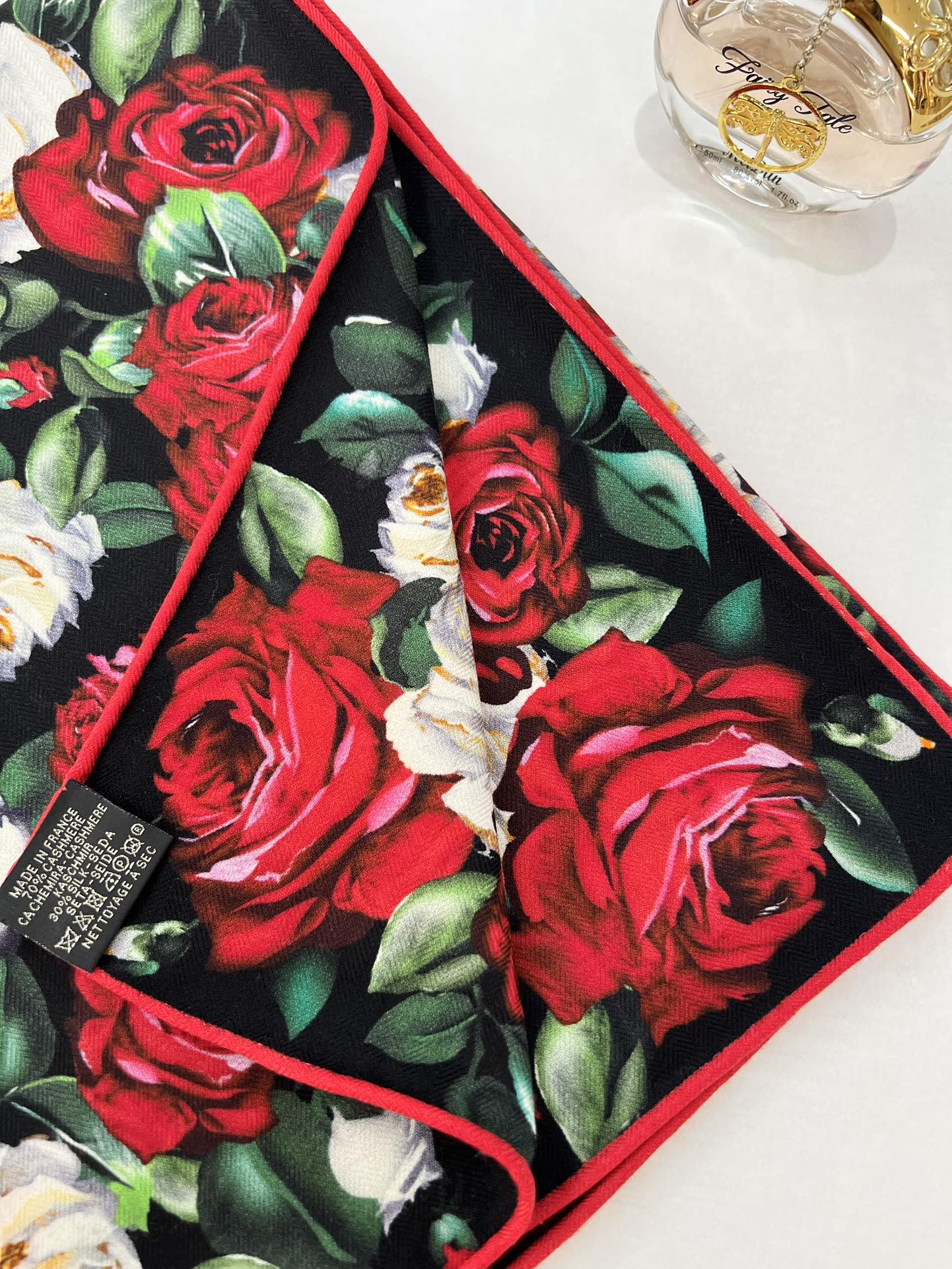 140顶级丝绒双面，手工卷边丝绒双面方巾（30%真丝70%羊绒）丝绒双面印花方巾！ 尺寸：140*140