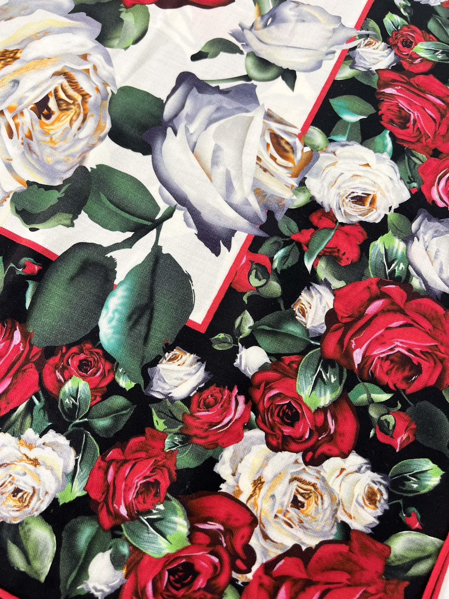 140顶级丝绒双面，手工卷边丝绒双面方巾（30%真丝70%羊绒）丝绒双面印花方巾！ 尺寸：140*140