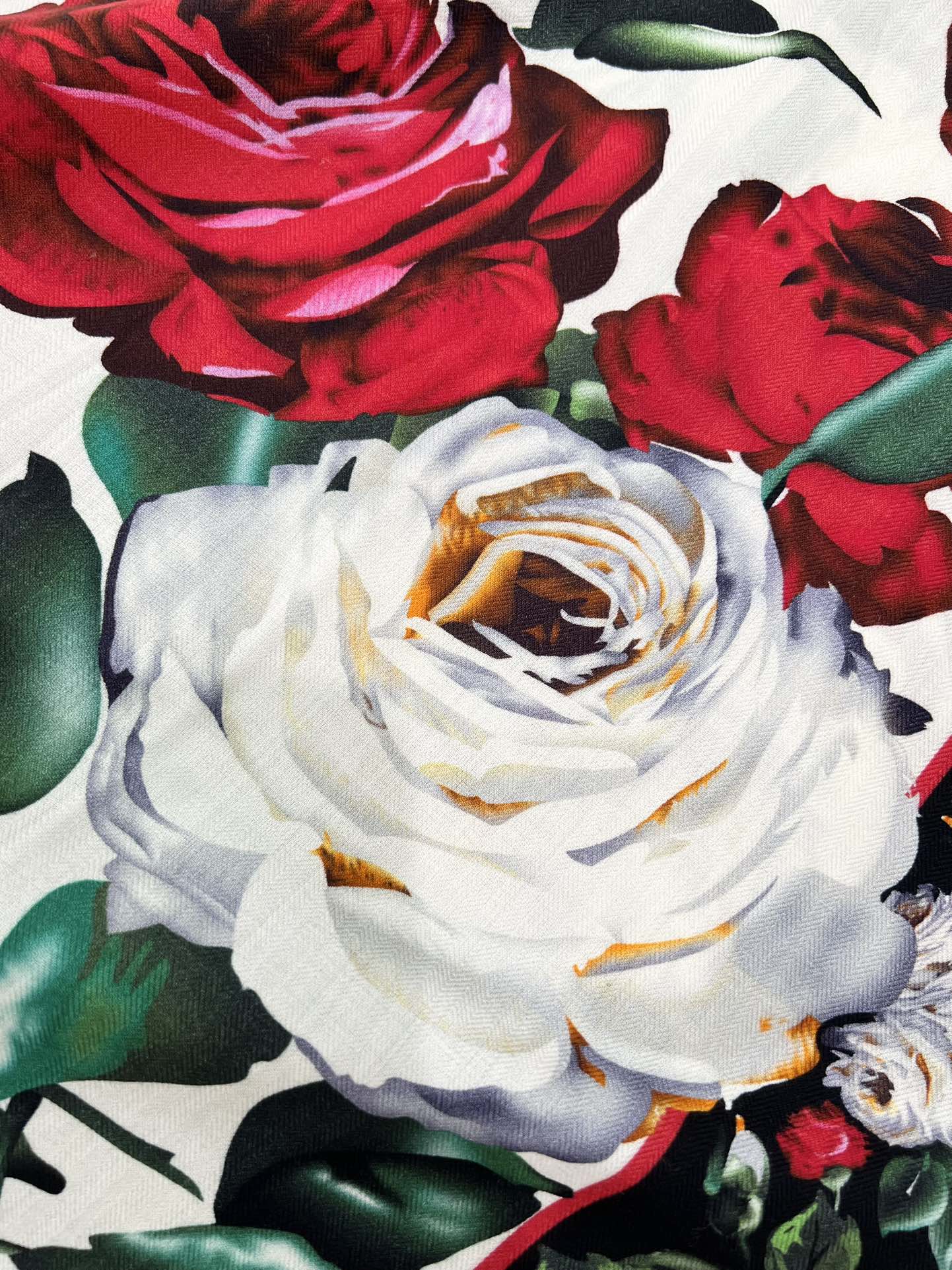 140顶级丝绒双面，手工卷边丝绒双面方巾（30%真丝70%羊绒）丝绒双面印花方巾！ 尺寸：140*140