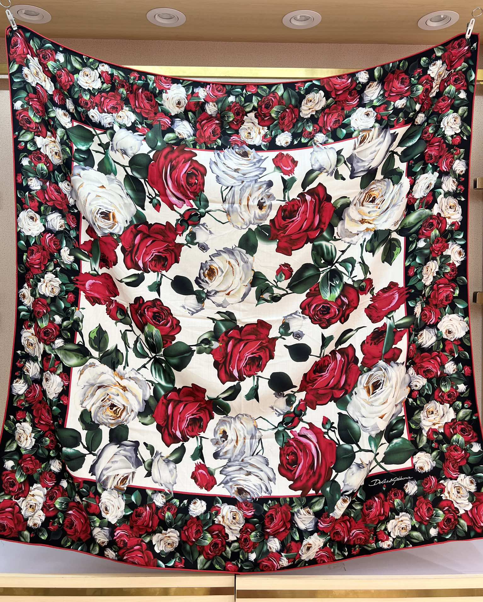 140顶级丝绒双面，手工卷边丝绒双面方巾（30%真丝70%羊绒）丝绒双面印花方巾！ 尺寸：140*140