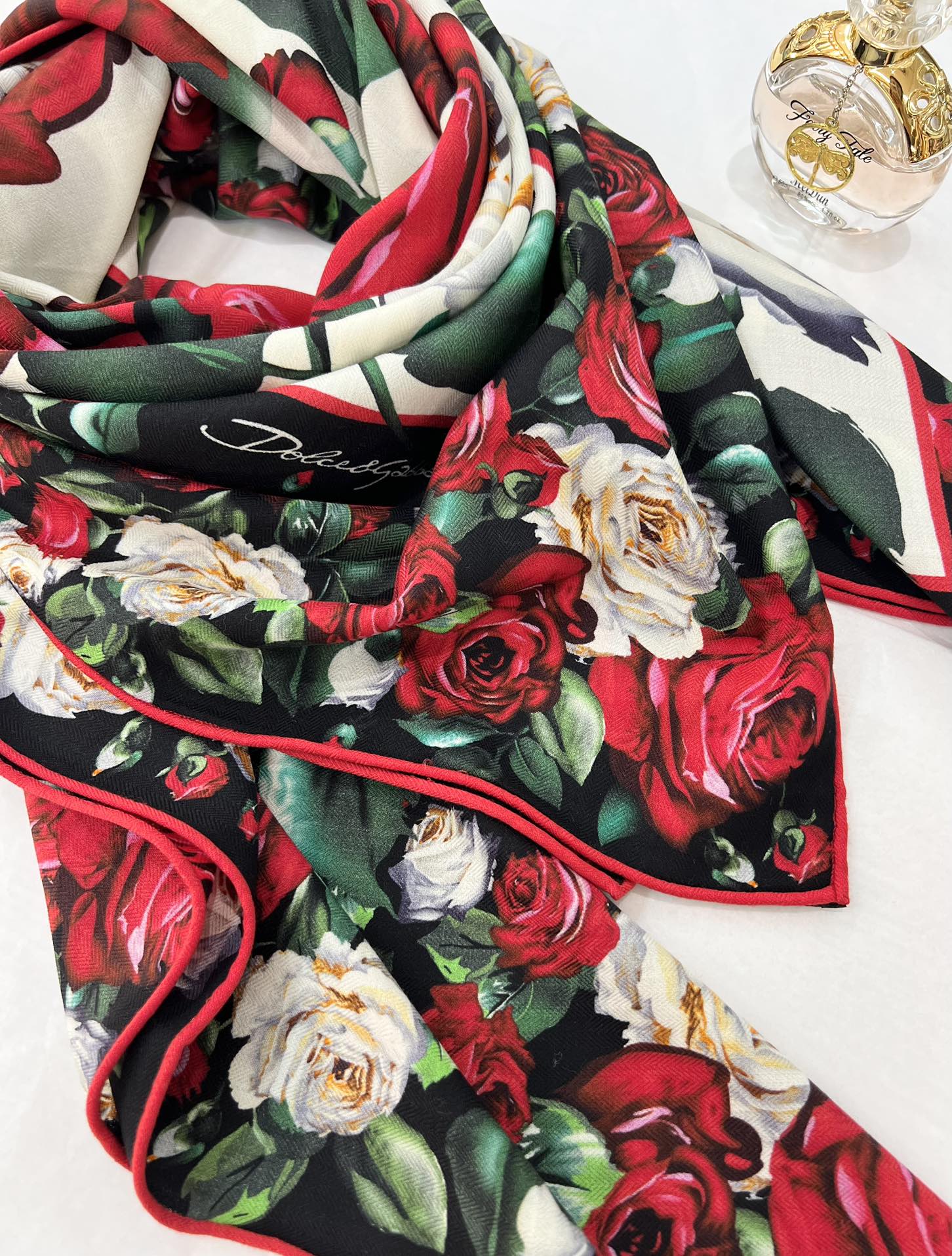 140顶级丝绒双面，手工卷边丝绒双面方巾（30%真丝70%羊绒）丝绒双面印花方巾！ 尺寸：140*140