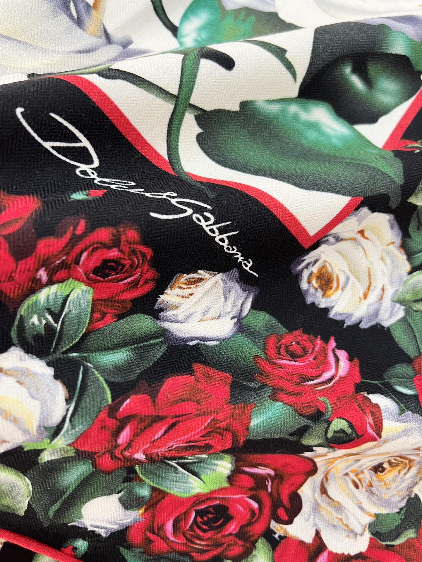 140顶级丝绒双面，手工卷边丝绒双面方巾（30%真丝70%羊绒）丝绒双面印花方巾！ 尺寸：140*140