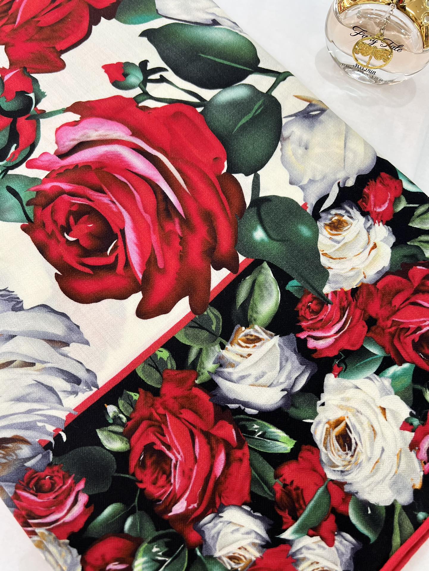 140顶级丝绒双面，手工卷边丝绒双面方巾（30%真丝70%羊绒）丝绒双面印花方巾！ 尺寸：140*140