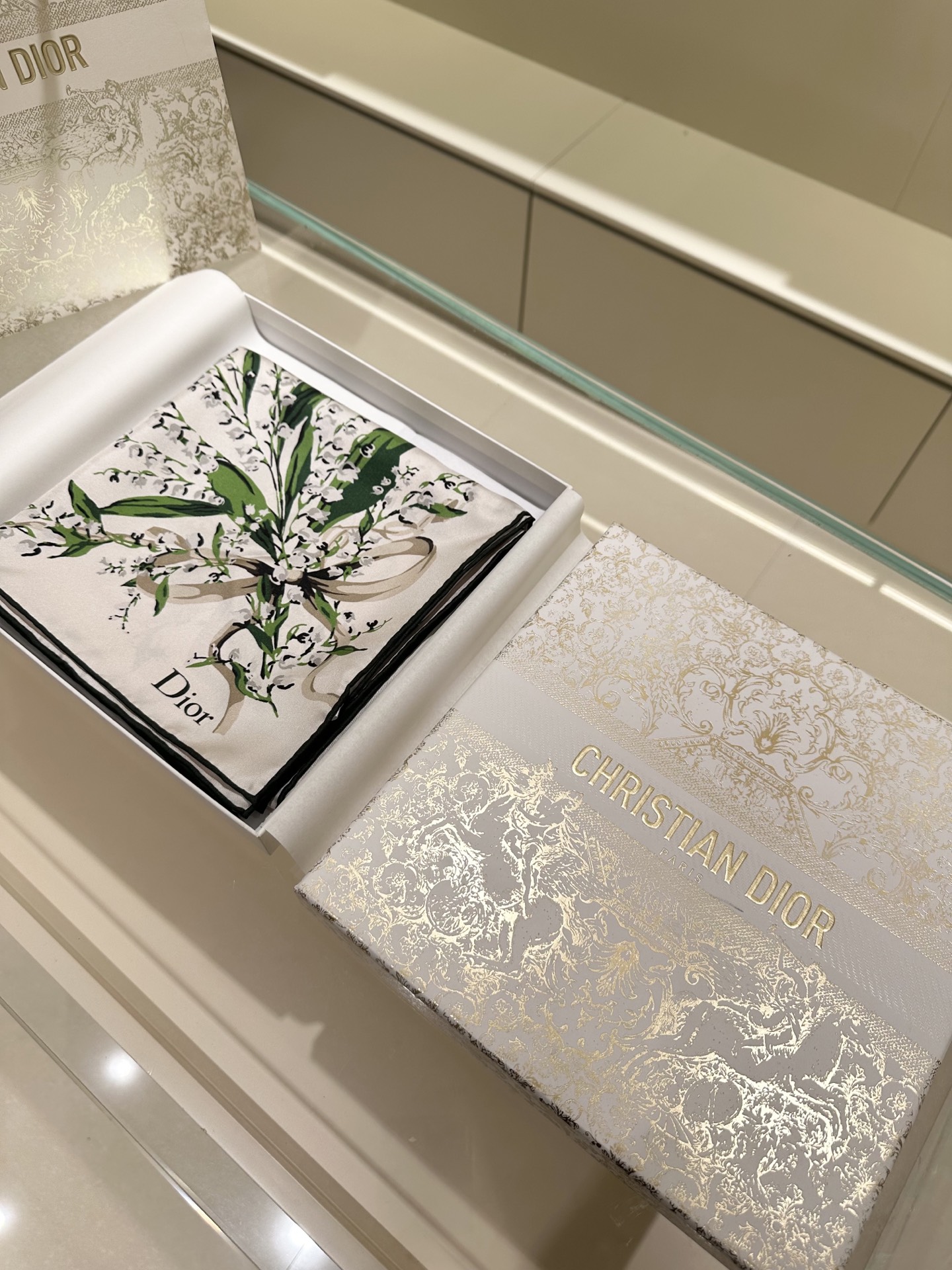 Dior 铃兰主题90cm桑蚕丝方巾这是迪奥 Lily of the Valley（铃兰）系列 丝巾，属