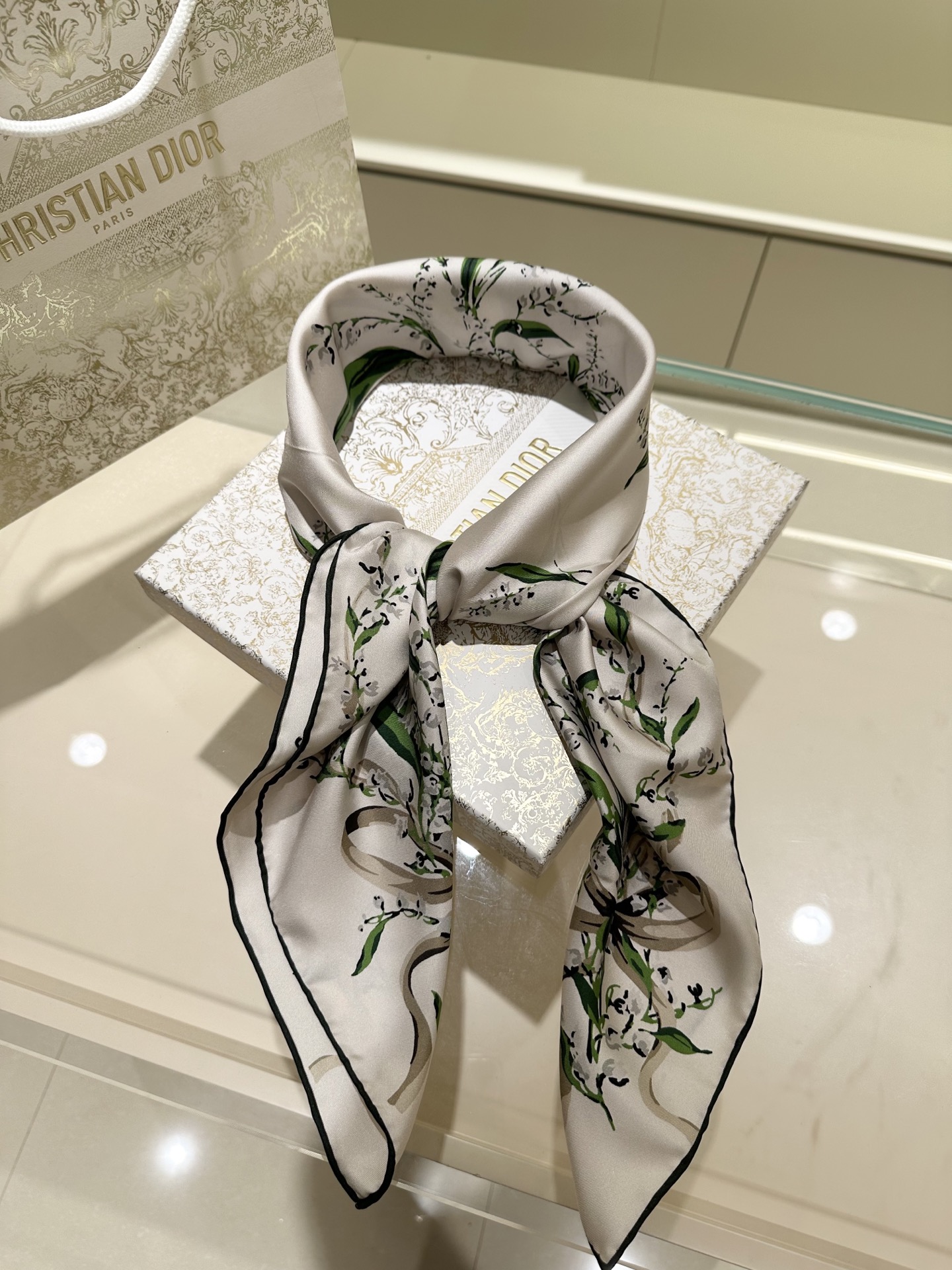 Dior 铃兰主题90cm桑蚕丝方巾这是迪奥 Lily of the Valley（铃兰）系列 丝巾，属