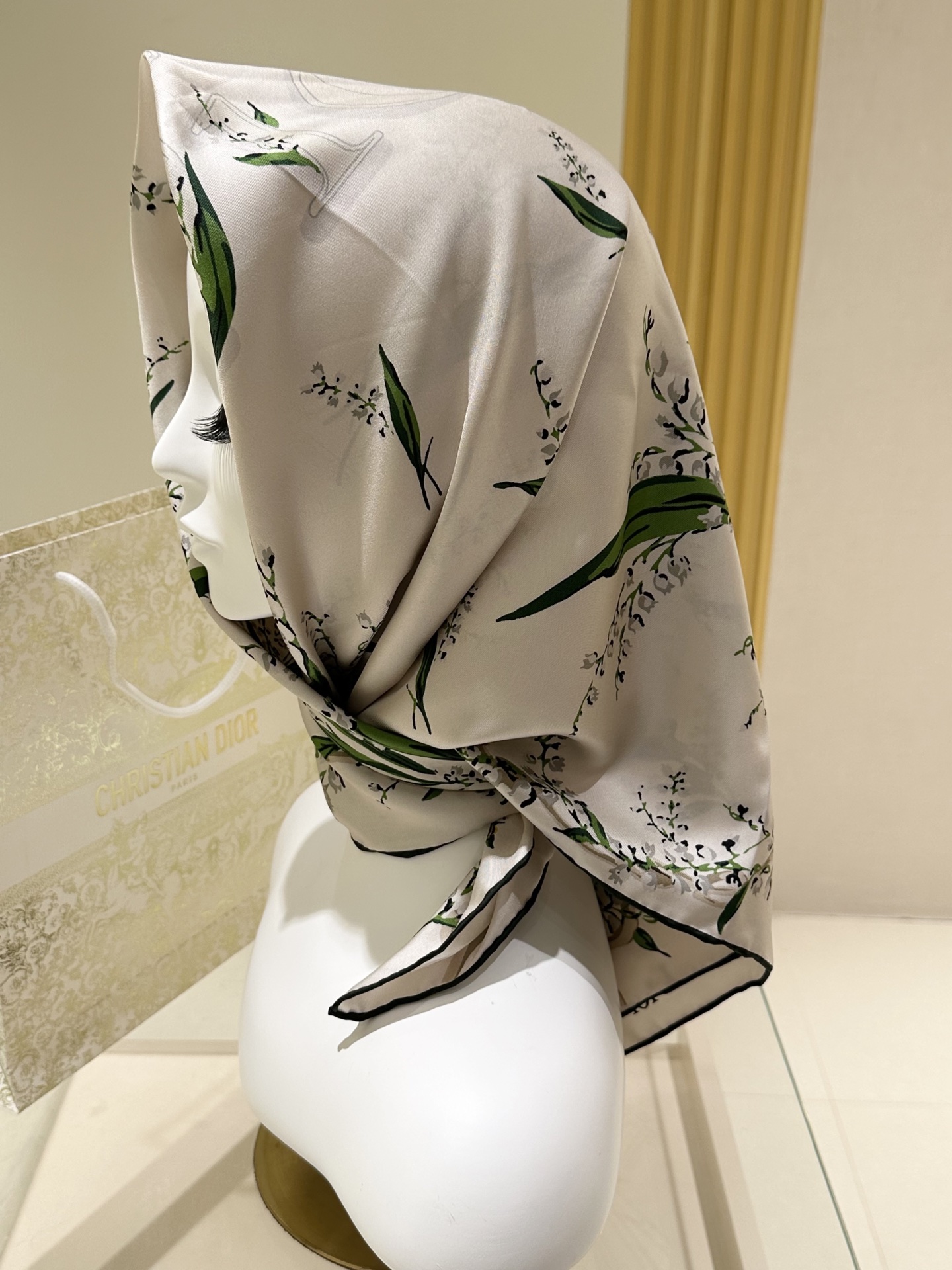 Dior 铃兰主题90cm桑蚕丝方巾这是迪奥 Lily of the Valley（铃兰）系列 丝巾，属