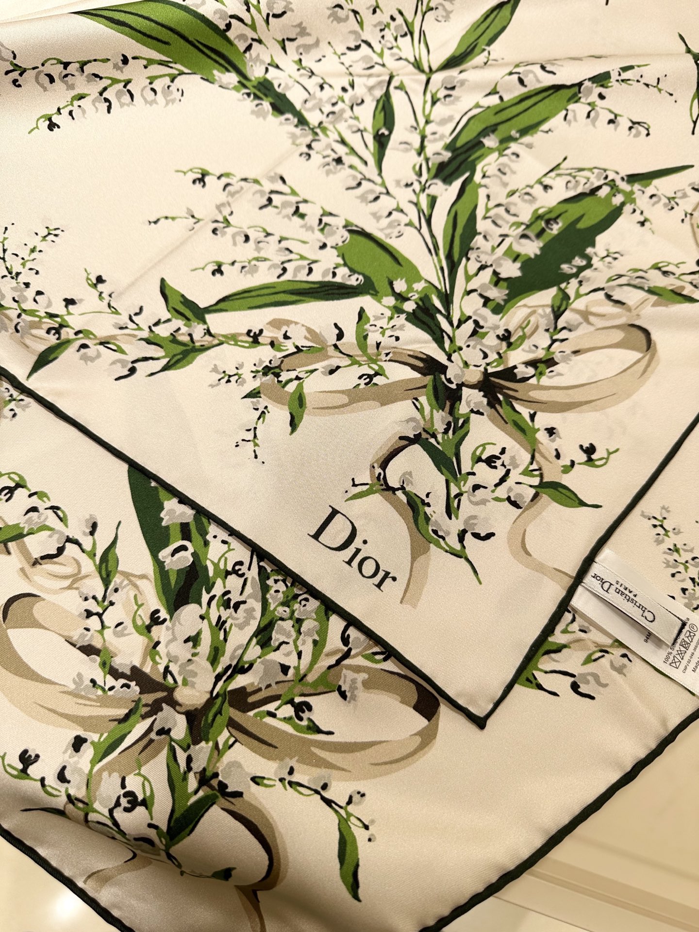 Dior 铃兰主题90cm桑蚕丝方巾这是迪奥 Lily of the Valley（铃兰）系列 丝巾，属