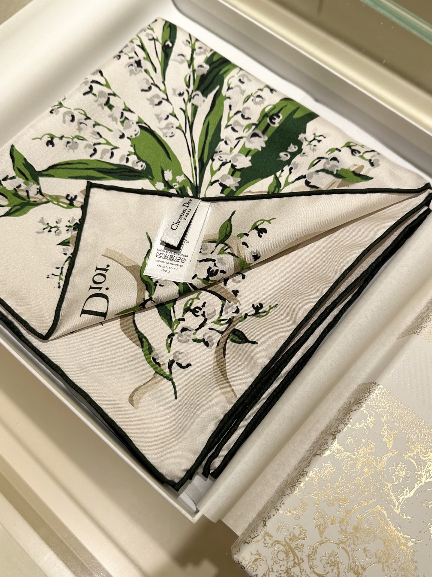 Dior 铃兰主题90cm桑蚕丝方巾这是迪奥 Lily of the Valley（铃兰）系列 丝巾，属