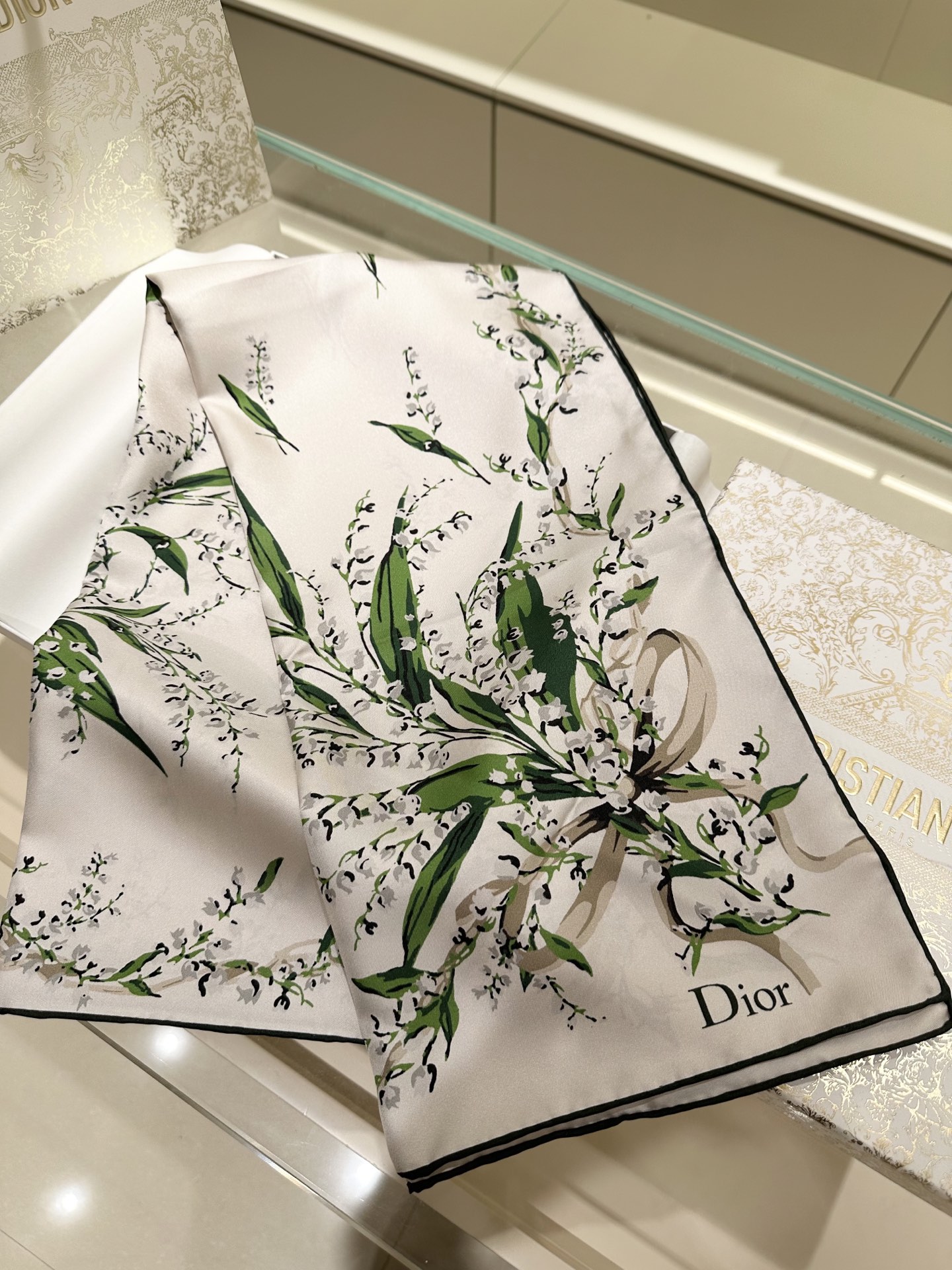 Dior 铃兰主题90cm桑蚕丝方巾这是迪奥 Lily of the Valley（铃兰）系列 丝巾，属