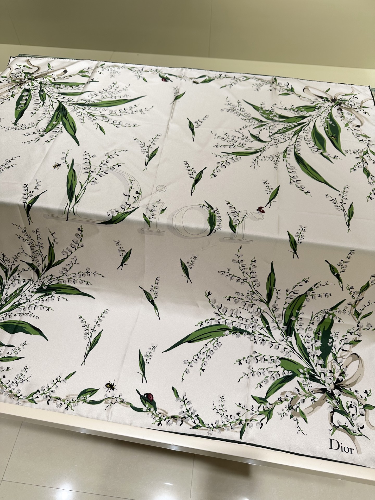 Dior 铃兰主题90cm桑蚕丝方巾这是迪奥 Lily of the Valley（铃兰）系列 丝巾，属