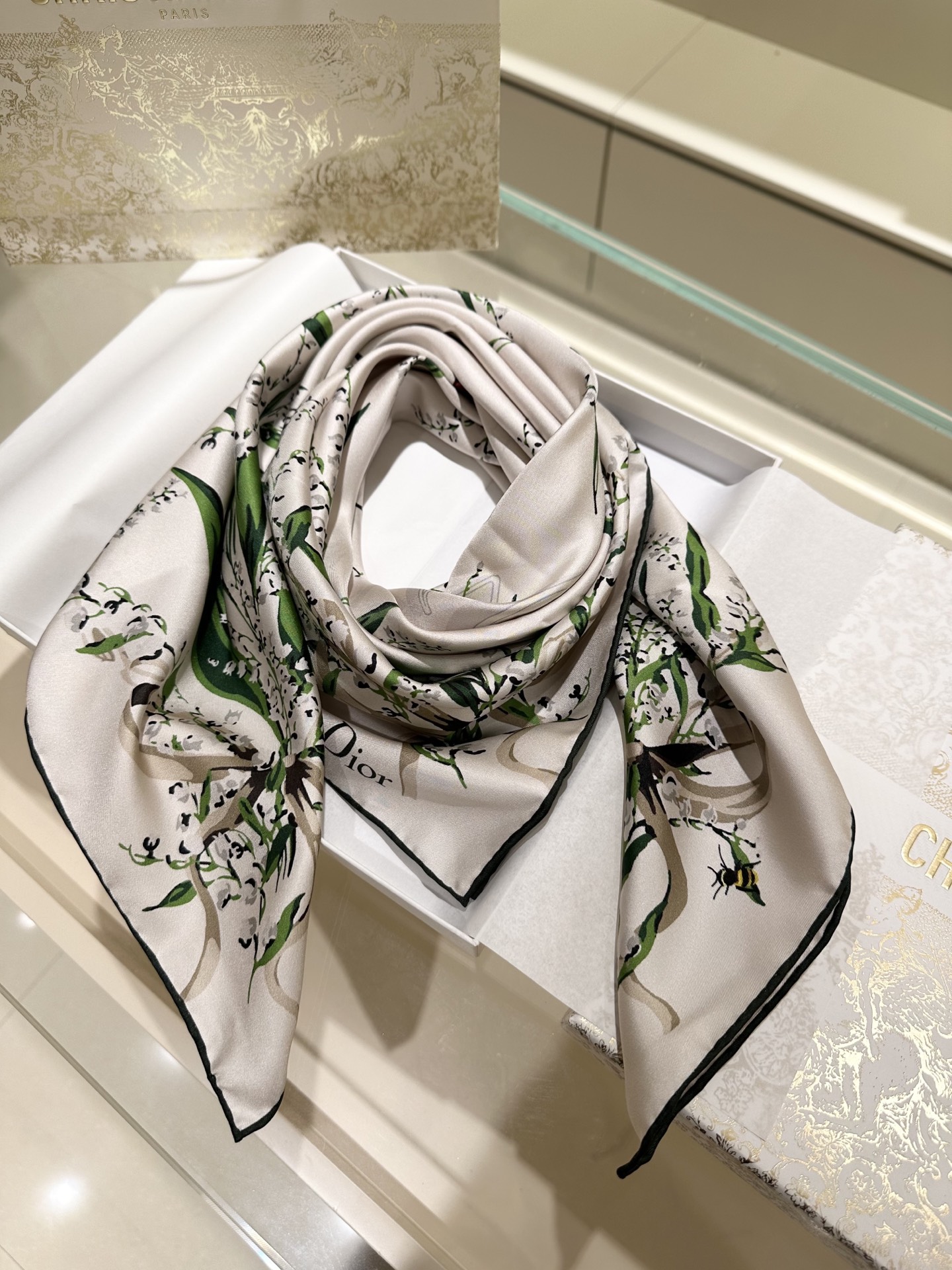 Dior 铃兰主题90cm桑蚕丝方巾这是迪奥 Lily of the Valley（铃兰）系列 丝巾，属