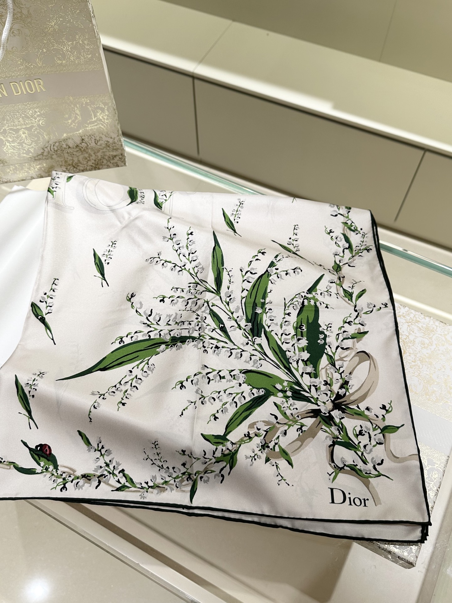 Dior 铃兰主题90cm桑蚕丝方巾这是迪奥 Lily of the Valley（铃兰）系列 丝巾，属