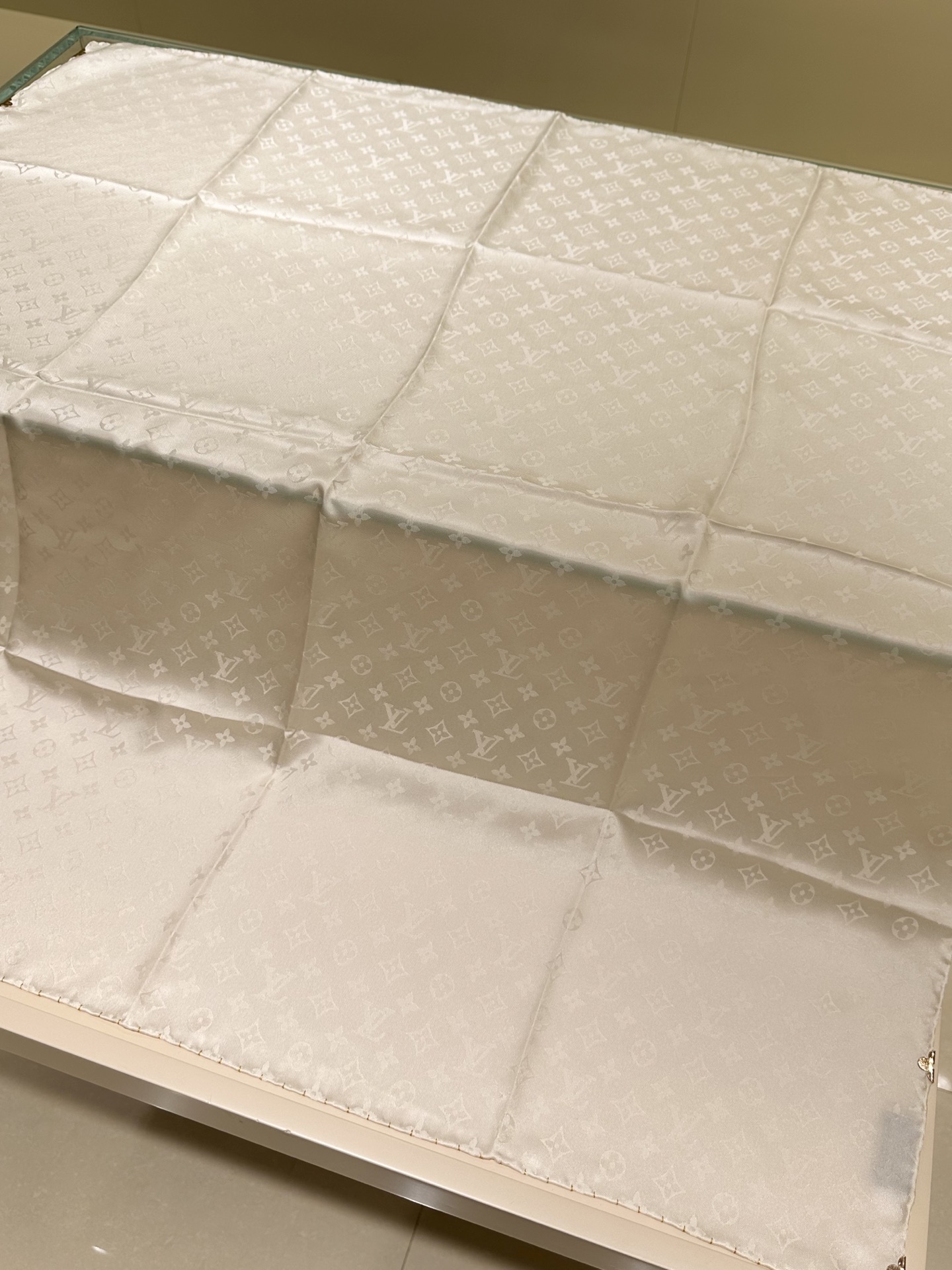 经典Monogram暗纹丝巾，以同色系暗纹提花工艺呈现，100%桑蚕丝，手工卷边，90*90。
