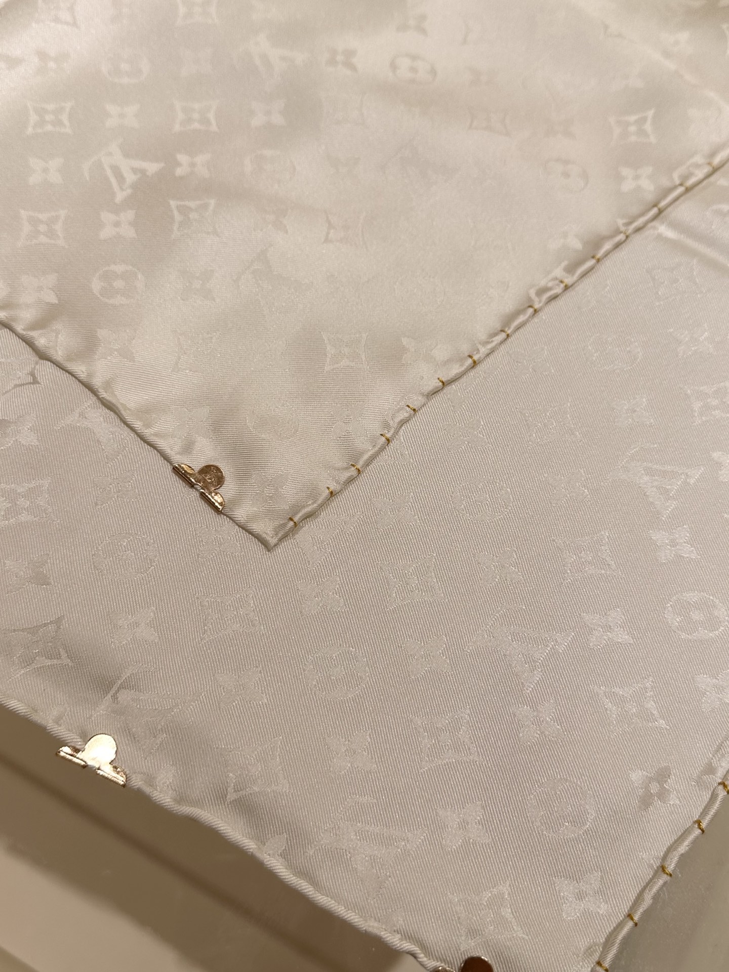 经典Monogram暗纹丝巾，以同色系暗纹提花工艺呈现，100%桑蚕丝，手工卷边，90*90。