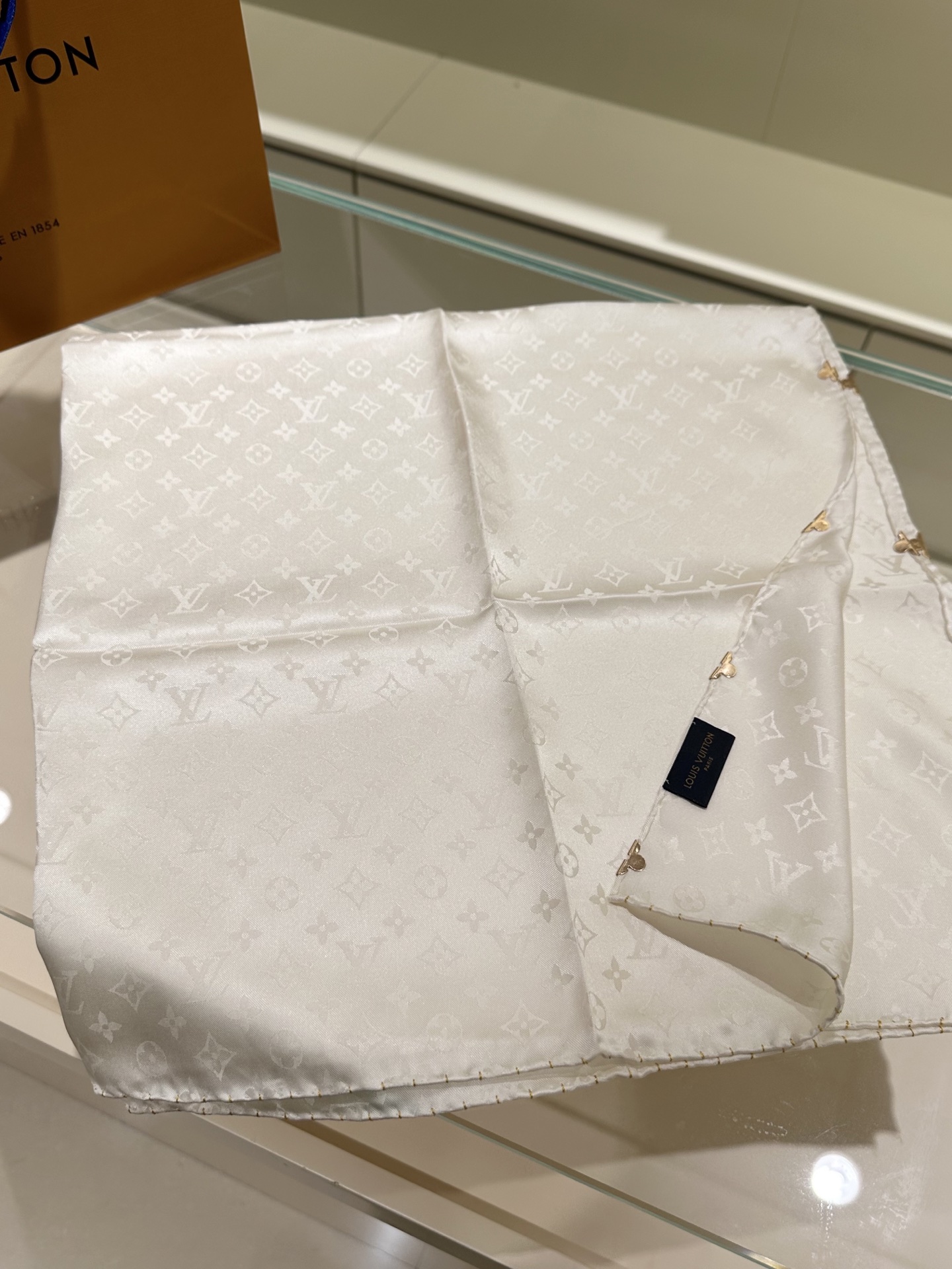 经典Monogram暗纹丝巾，以同色系暗纹提花工艺呈现，100%桑蚕丝，手工卷边，90*90。