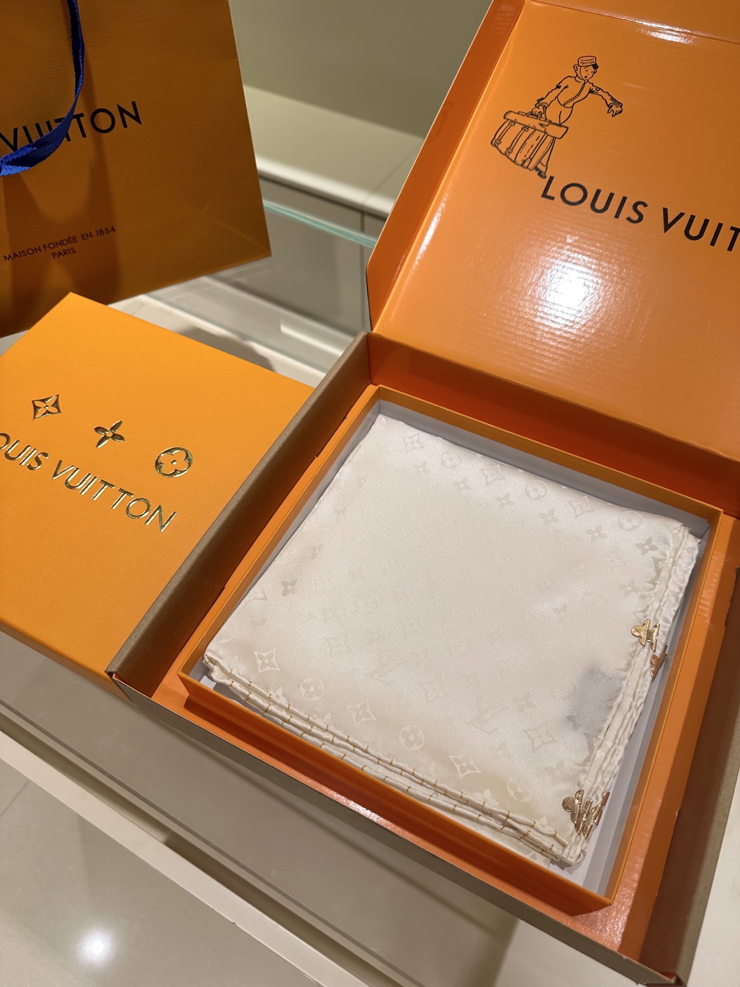 经典Monogram暗纹丝巾，以同色系暗纹提花工艺呈现，100%桑蚕丝，手工卷边，90*90。