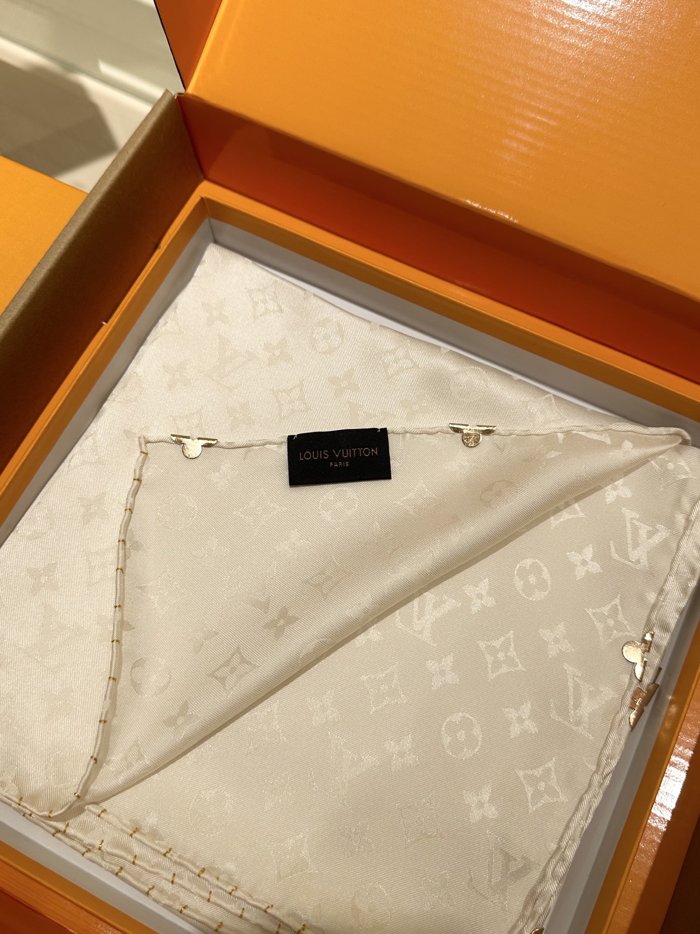 经典Monogram暗纹丝巾，以同色系暗纹提花工艺呈现，100%桑蚕丝，手工卷边，90*90。