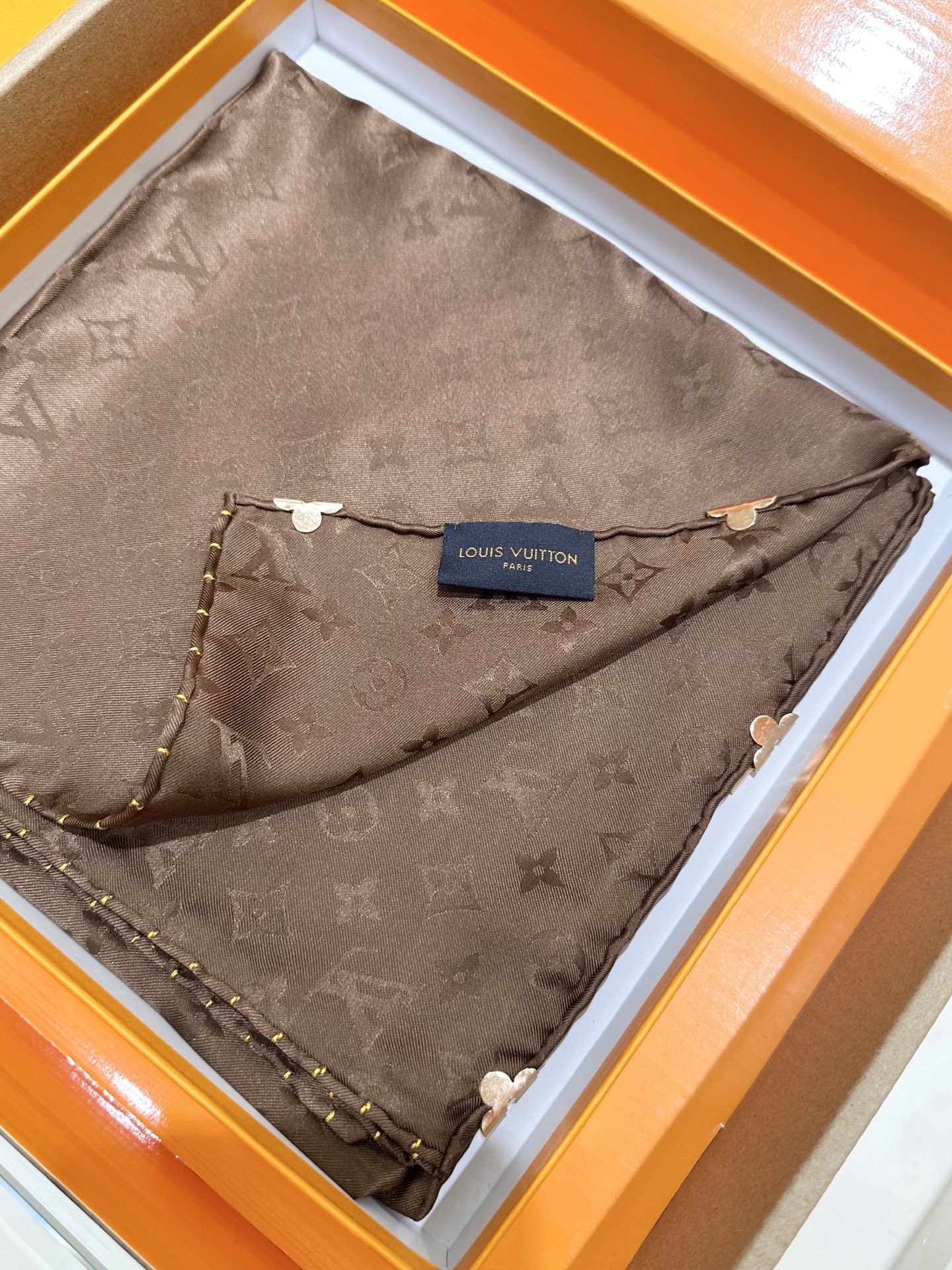 经典Monogram暗纹丝巾，以同色系暗纹提花工艺呈现，100%桑蚕丝，手工卷边，90*90。
