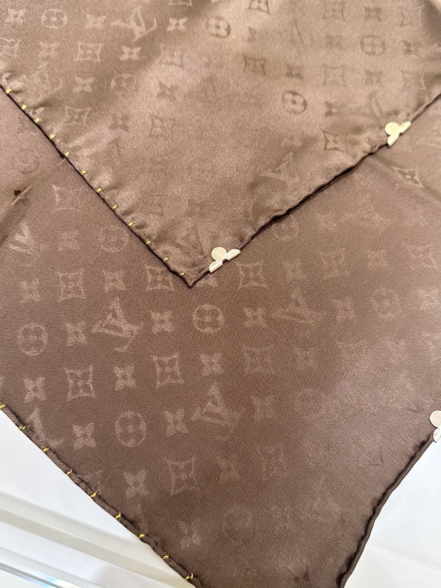 经典Monogram暗纹丝巾，以同色系暗纹提花工艺呈现，100%桑蚕丝，手工卷边，90*90。