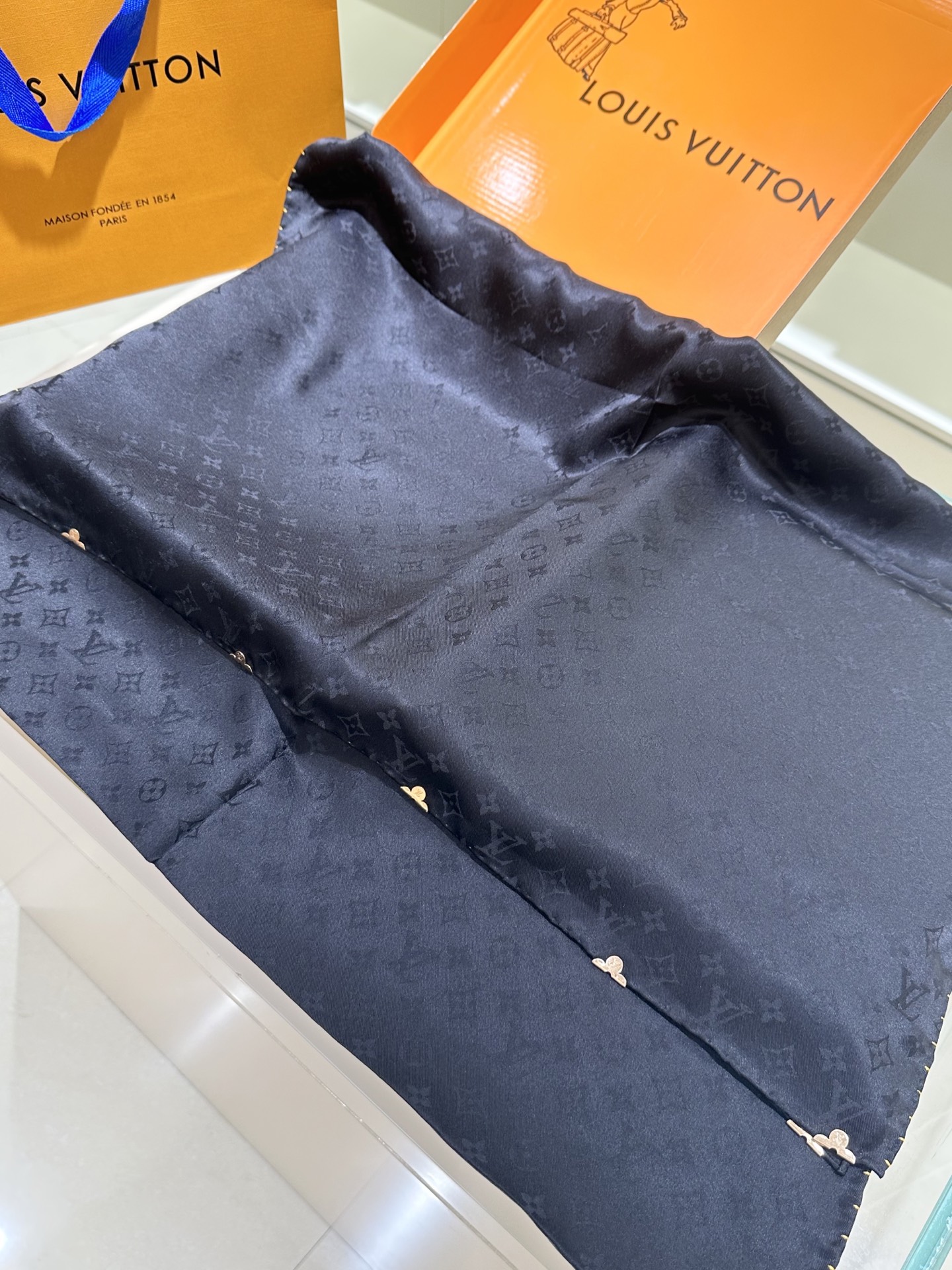经典Monogram暗纹丝巾，以同色系暗纹提花工艺呈现材质：100%桑蚕丝，手工卷边尺寸：60*180