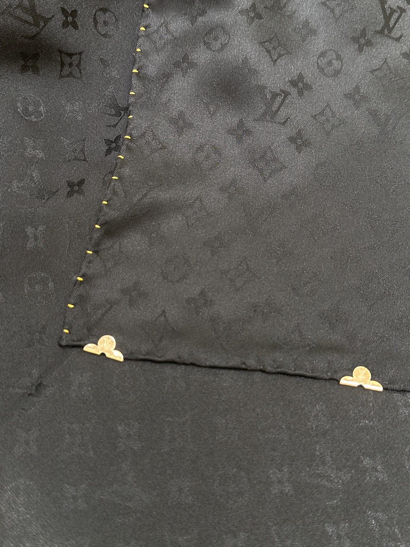 经典Monogram暗纹丝巾，以同色系暗纹提花工艺呈现材质：100%桑蚕丝，手工卷边尺寸：60*180