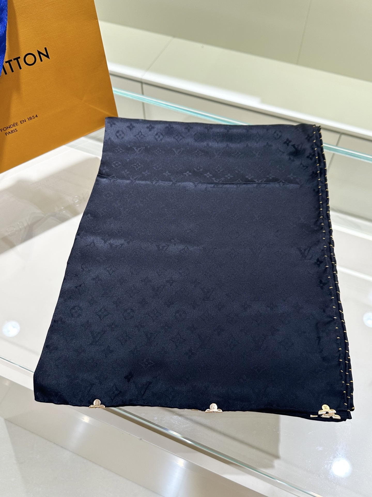 经典Monogram暗纹丝巾，以同色系暗纹提花工艺呈现材质：100%桑蚕丝，手工卷边尺寸：60*180