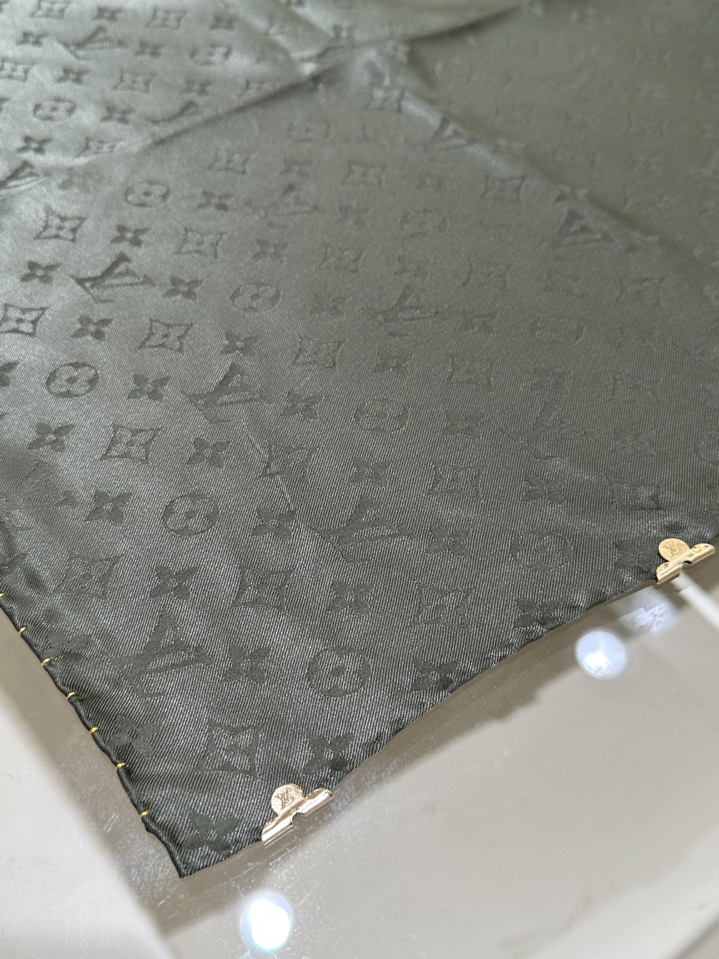 Monogram暗纹丝巾，以同色系暗纹提花工艺呈现，100%桑蚕丝，手工卷边，90*90