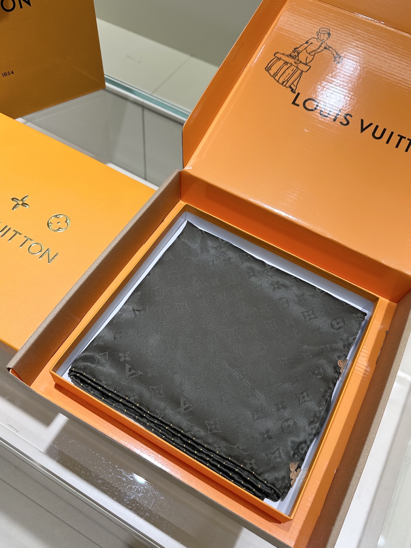 Monogram暗纹丝巾，以同色系暗纹提花工艺呈现，100%桑蚕丝，手工卷边，90*90