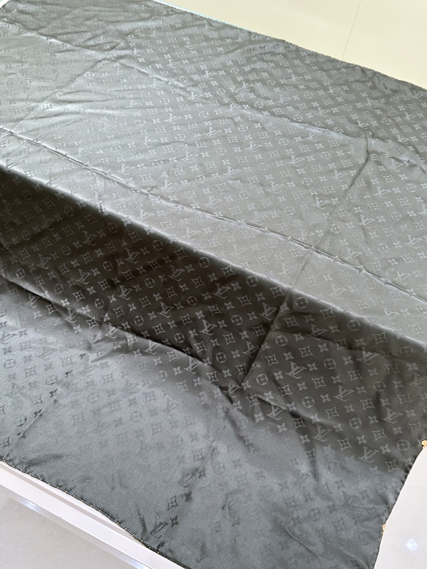 Monogram暗纹丝巾，以同色系暗纹提花工艺呈现，100%桑蚕丝，手工卷边，90*90