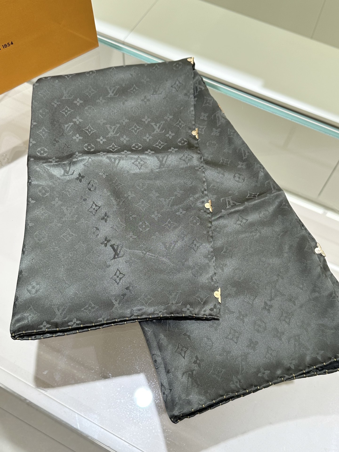 Monogram暗纹丝巾，以同色系暗纹提花工艺呈现，100%桑蚕丝，手工卷边，90*90