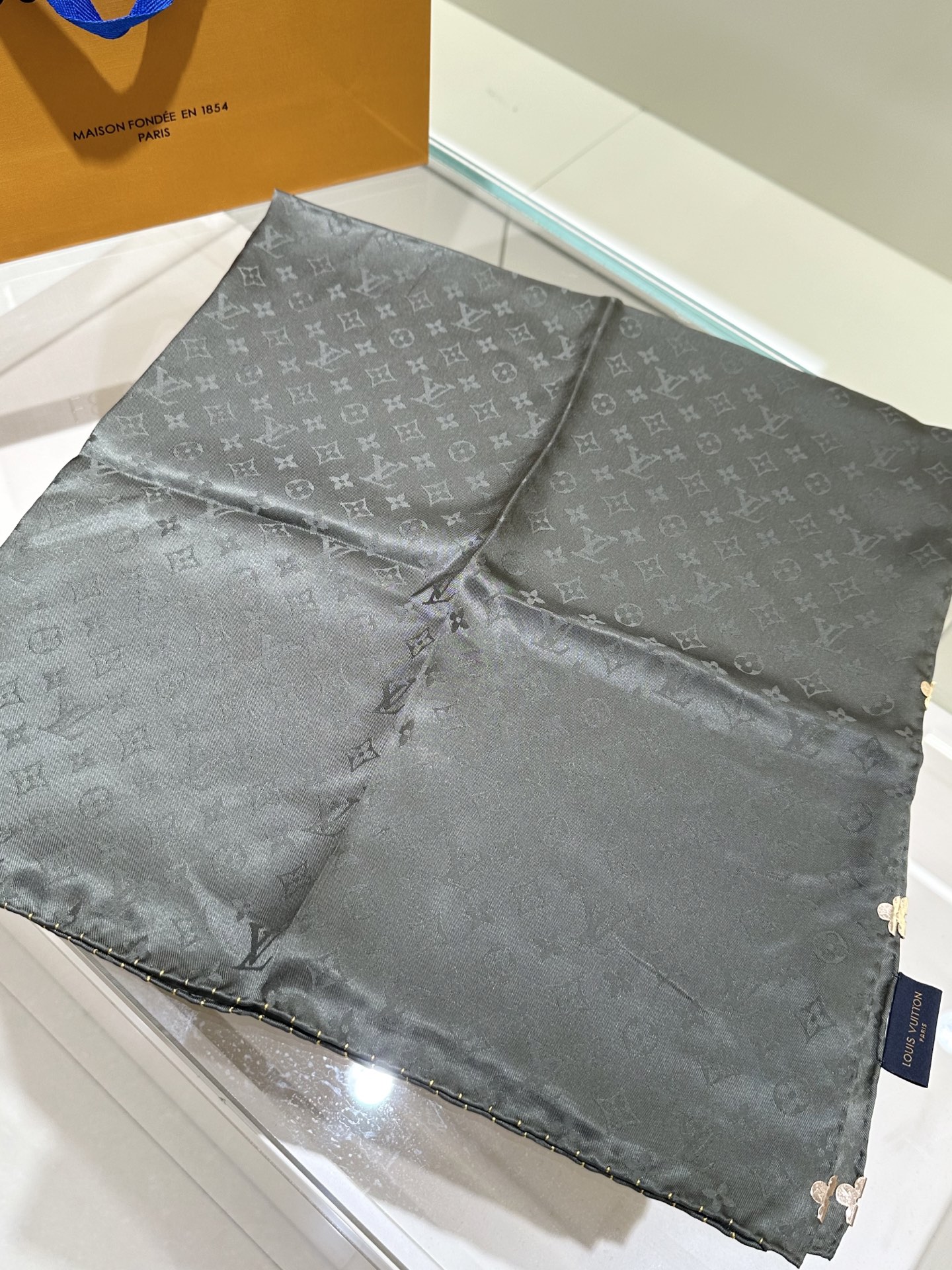 Monogram暗纹丝巾，以同色系暗纹提花工艺呈现，100%桑蚕丝，手工卷边，90*90