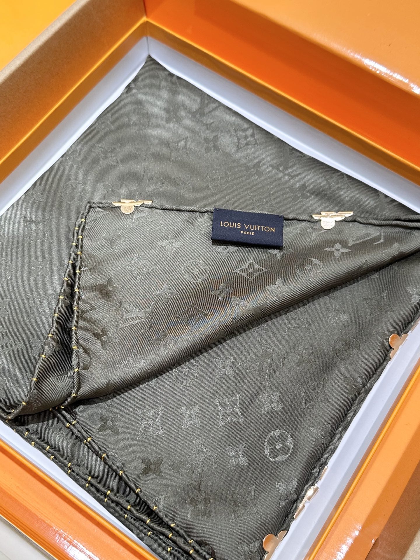 Monogram暗纹丝巾，以同色系暗纹提花工艺呈现，100%桑蚕丝，手工卷边，90*90