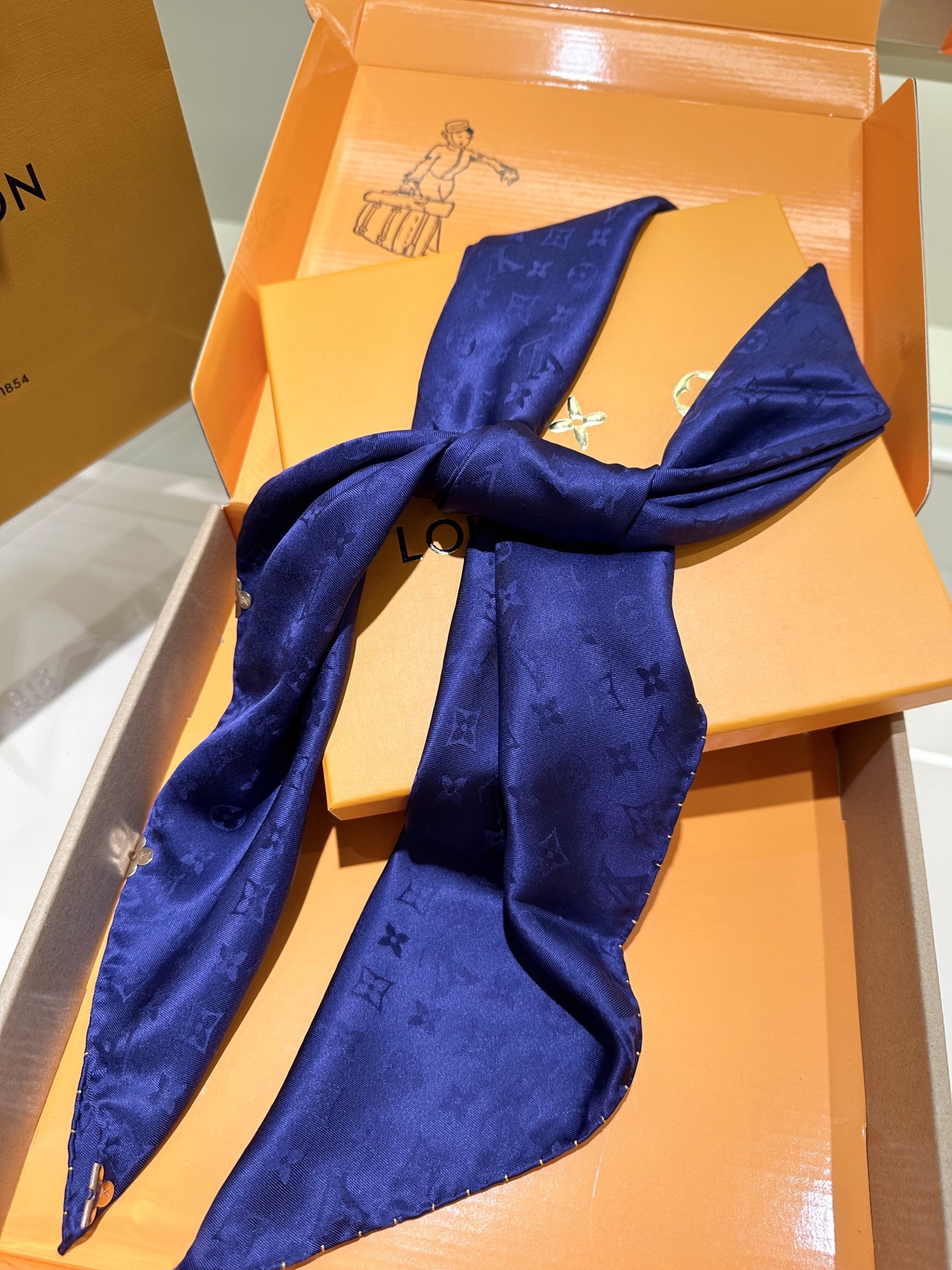 经典Monogram暗纹丝巾，以同色系暗纹提花工艺呈现，100%桑蚕丝，手工卷边，90*90。
