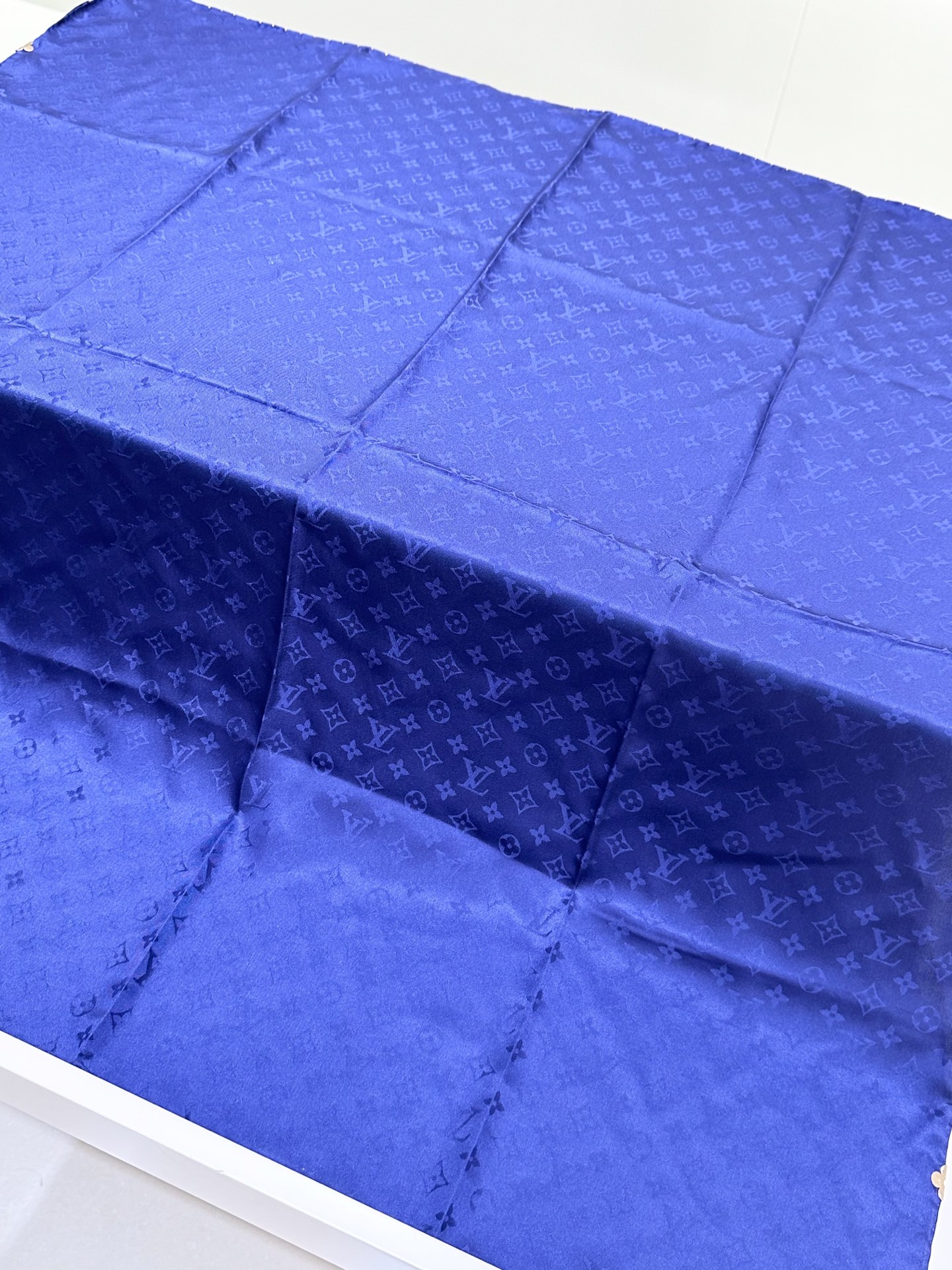 经典Monogram暗纹丝巾，以同色系暗纹提花工艺呈现，100%桑蚕丝，手工卷边，90*90。