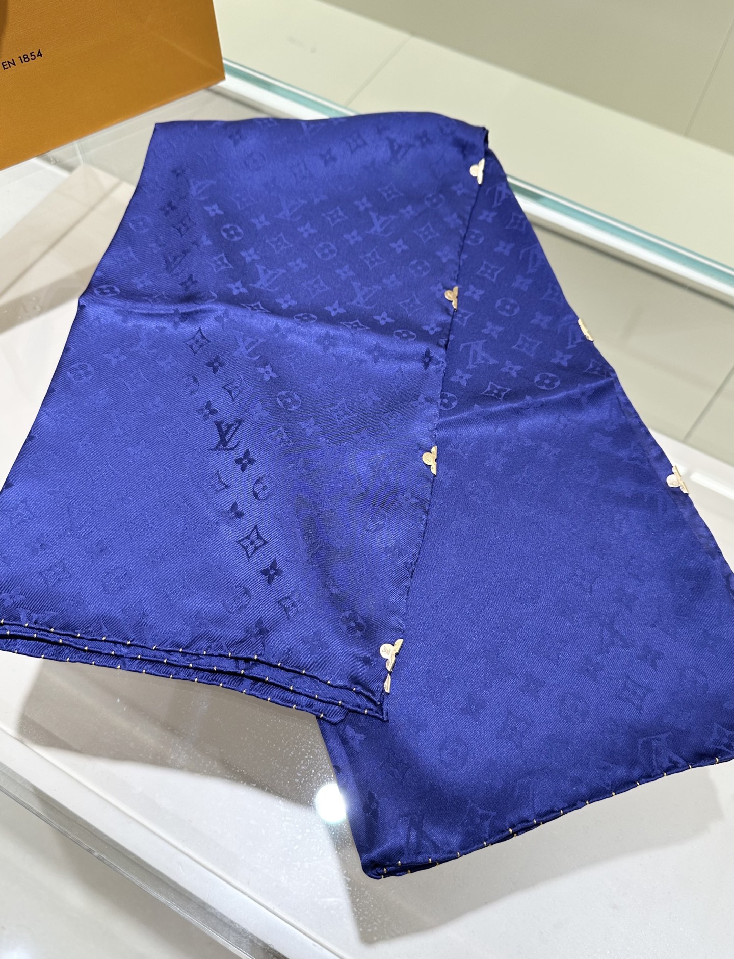 经典Monogram暗纹丝巾，以同色系暗纹提花工艺呈现，100%桑蚕丝，手工卷边，90*90。