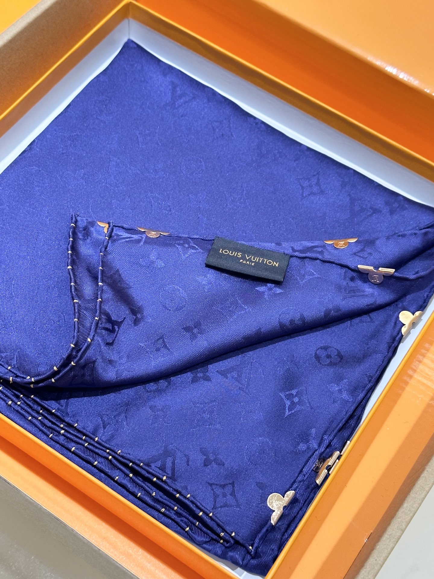 经典Monogram暗纹丝巾，以同色系暗纹提花工艺呈现，100%桑蚕丝，手工卷边，90*90。