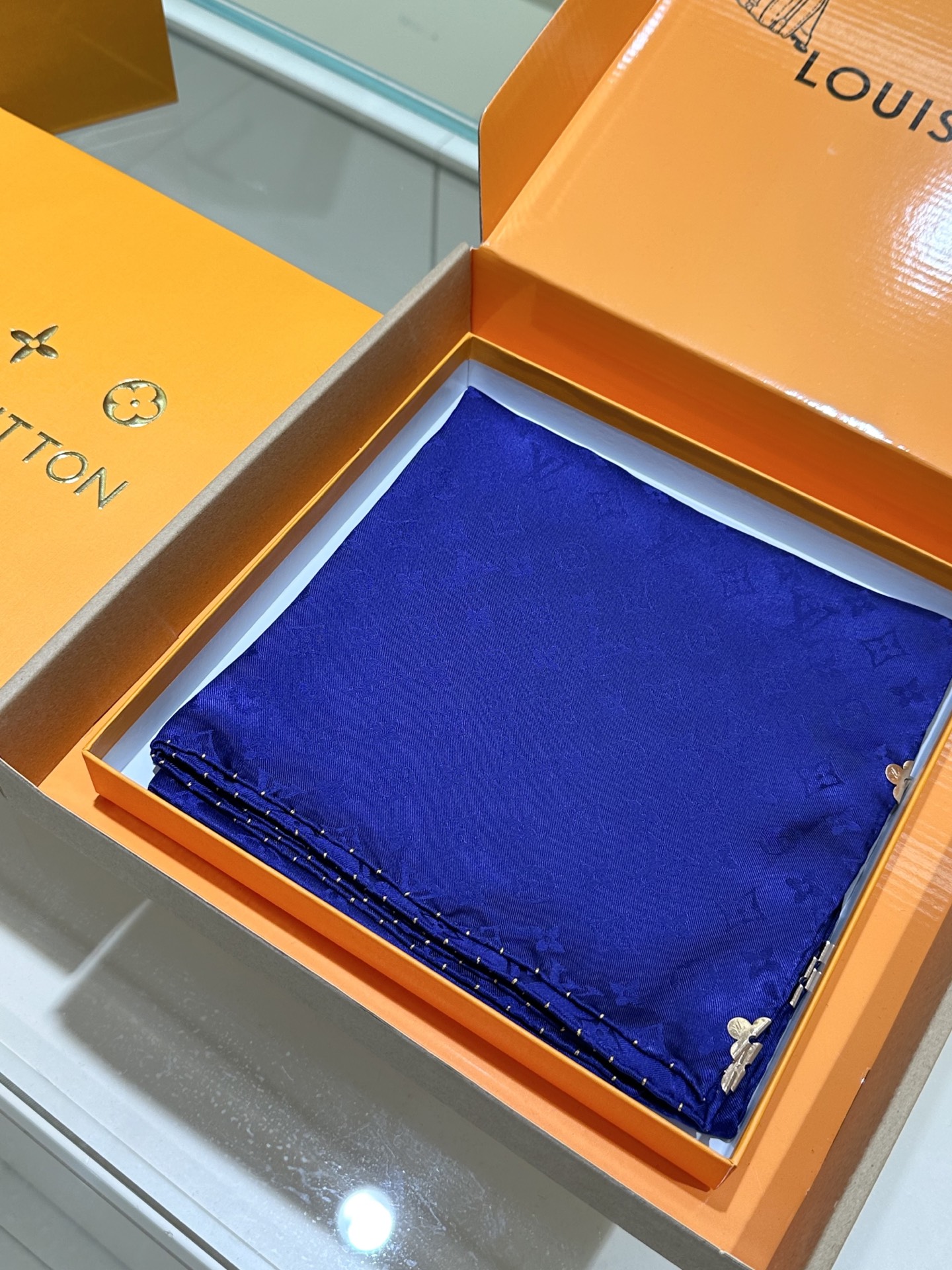 经典Monogram暗纹丝巾，以同色系暗纹提花工艺呈现，100%桑蚕丝，手工卷边，90*90。