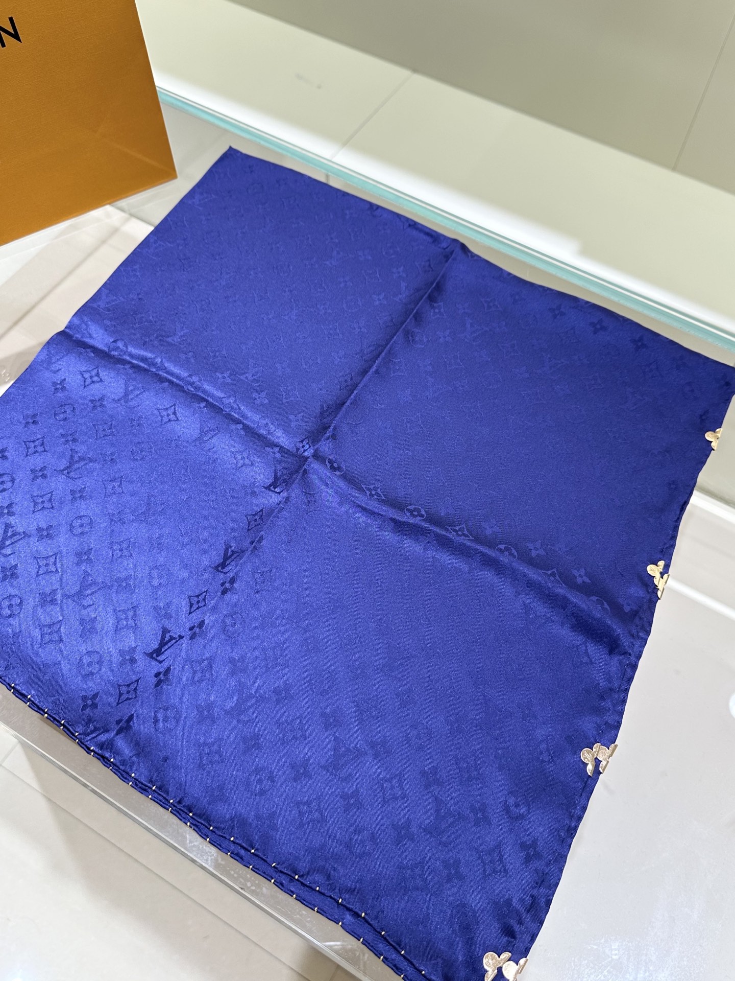 经典Monogram暗纹丝巾，以同色系暗纹提花工艺呈现，100%桑蚕丝，手工卷边，90*90。