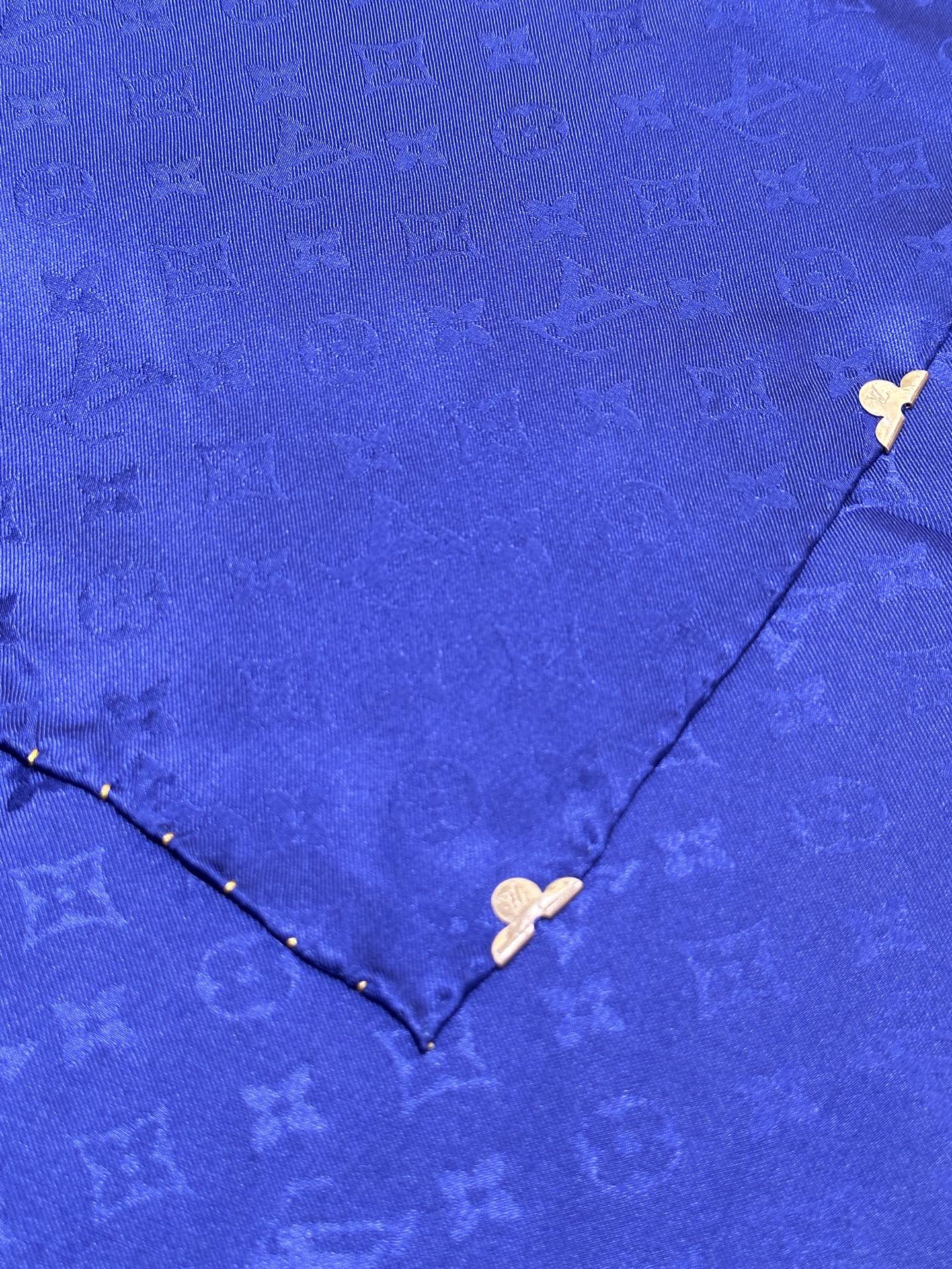 经典Monogram暗纹丝巾，以同色系暗纹提花工艺呈现，100%桑蚕丝，手工卷边，90*90。