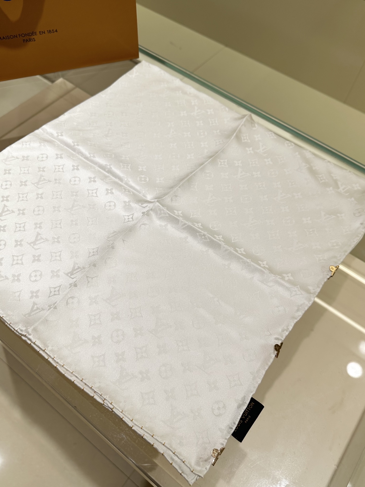 Monogram暗纹丝巾，以同色系暗纹提花工艺呈现，100%桑蚕丝，手工卷边，90*90