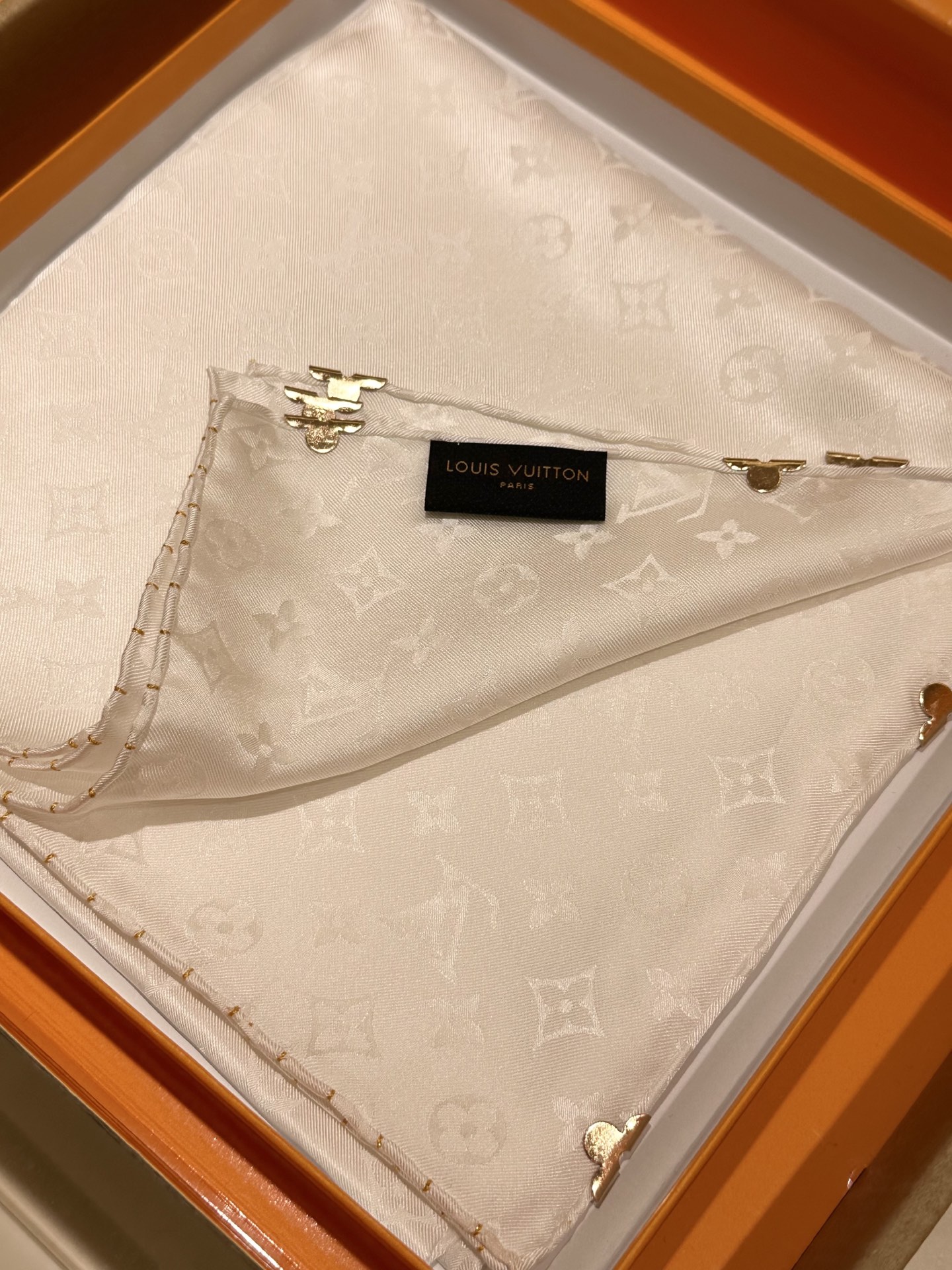 Monogram暗纹丝巾，以同色系暗纹提花工艺呈现，100%桑蚕丝，手工卷边，90*90
