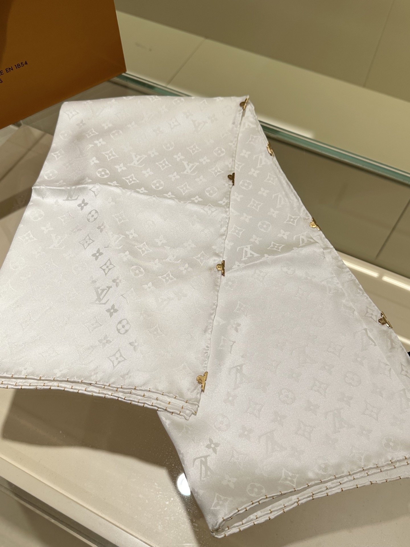 Monogram暗纹丝巾，以同色系暗纹提花工艺呈现，100%桑蚕丝，手工卷边，90*90