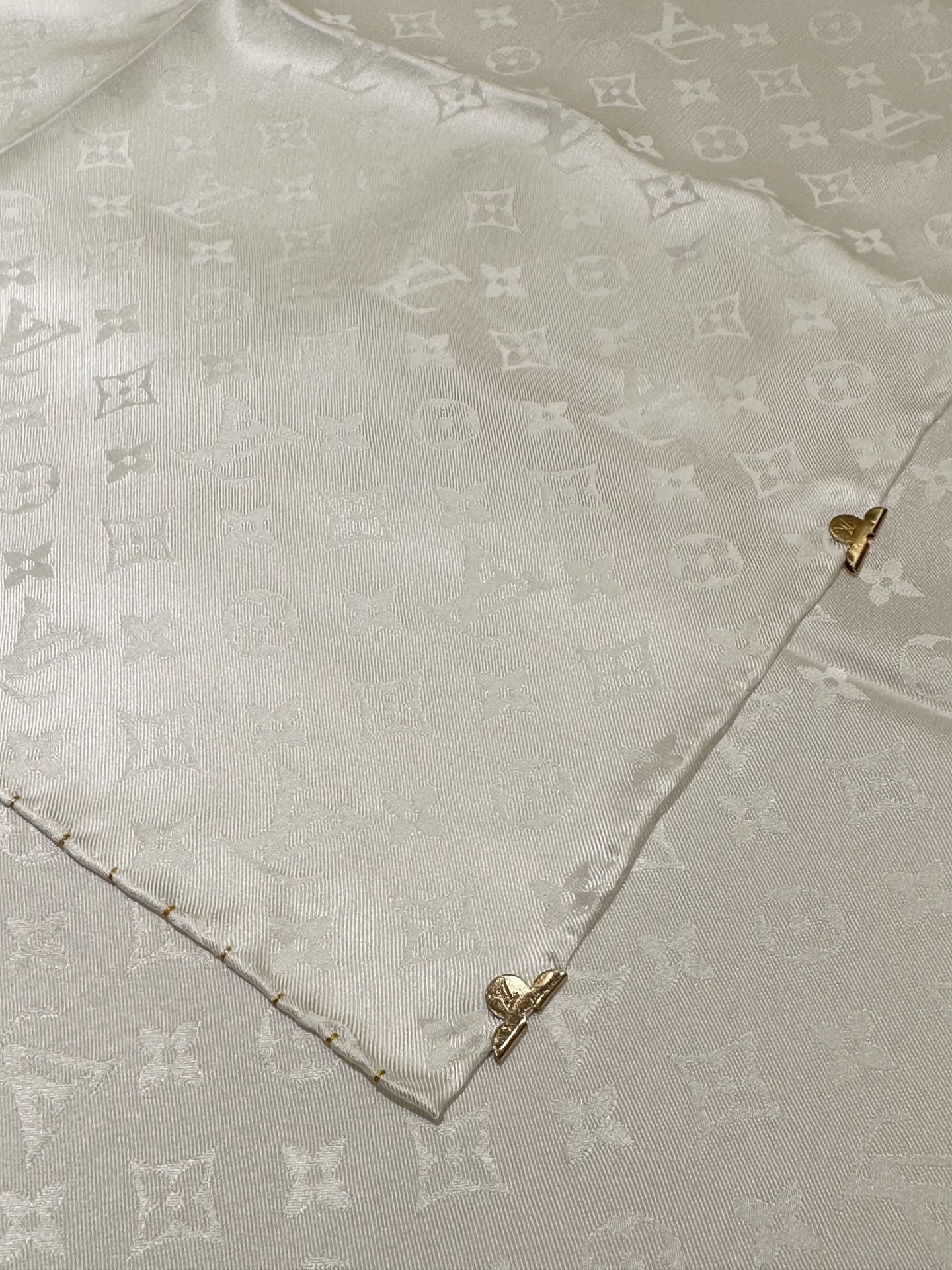 Monogram暗纹丝巾，以同色系暗纹提花工艺呈现，100%桑蚕丝，手工卷边，90*90