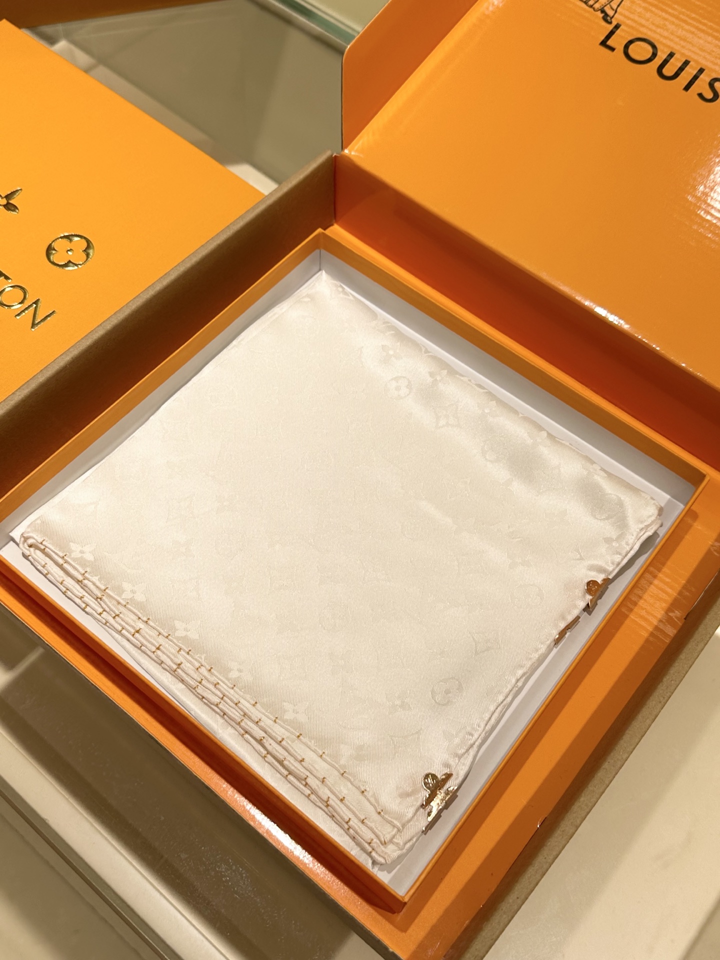 Monogram暗纹丝巾，以同色系暗纹提花工艺呈现，100%桑蚕丝，手工卷边，90*90