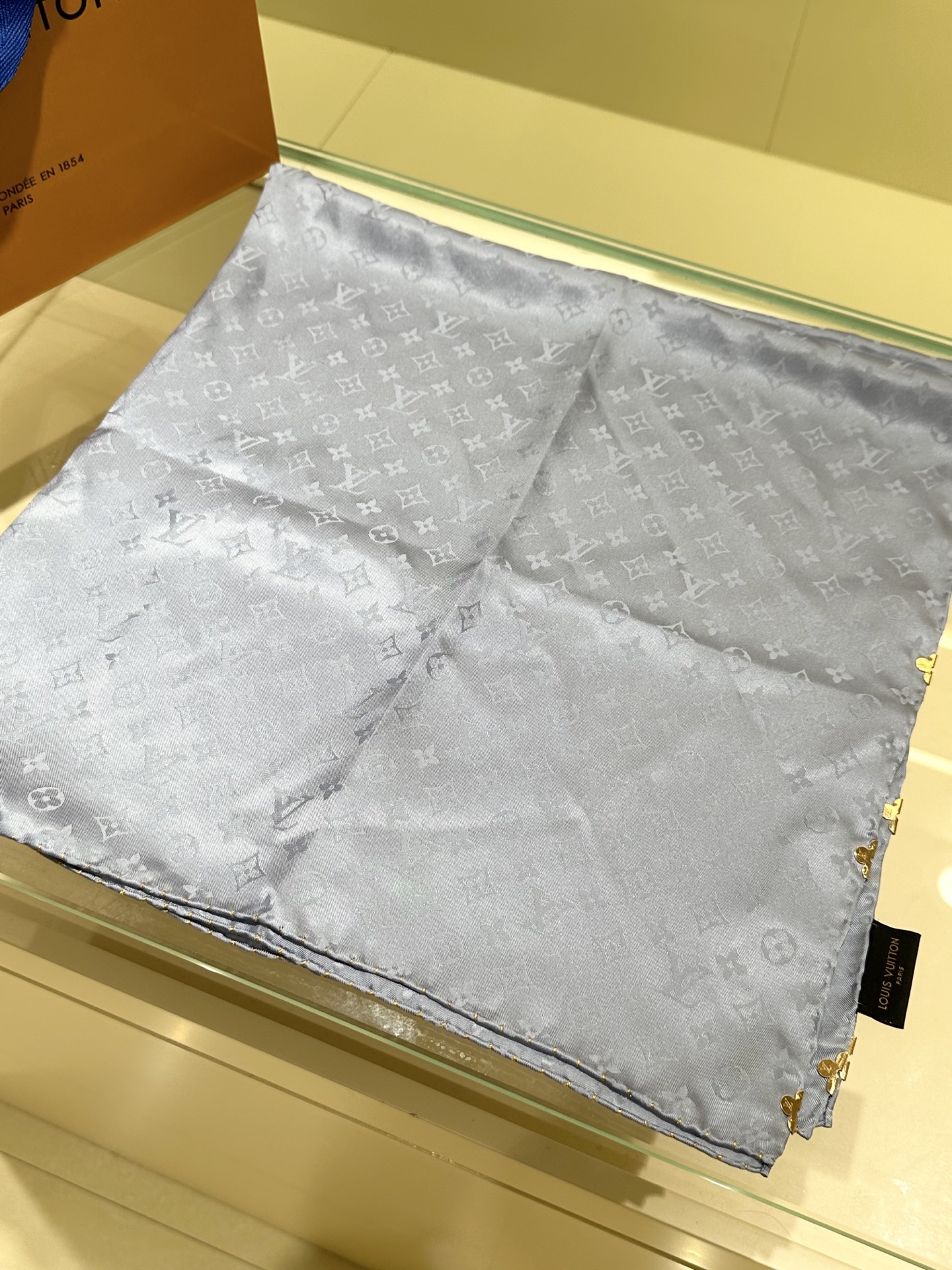 Monogram暗纹丝巾，以同色系暗纹提花工艺呈现，100%桑蚕丝，手工卷边，90*90