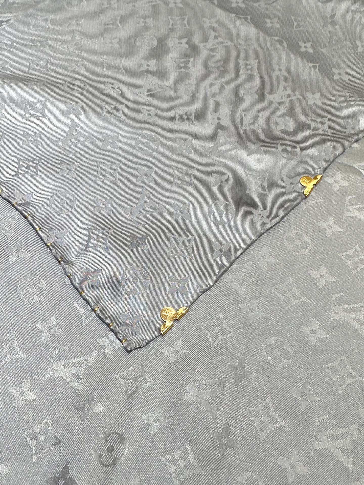 Monogram暗纹丝巾，以同色系暗纹提花工艺呈现，100%桑蚕丝，手工卷边，90*90
